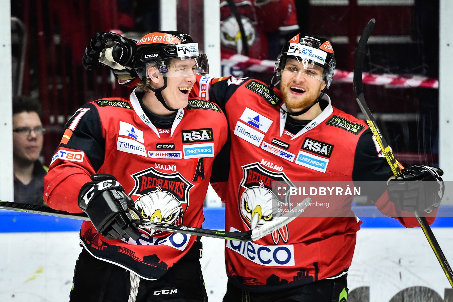 Malmö Redhawks Emil Sylvegård och Max Görtz jublar