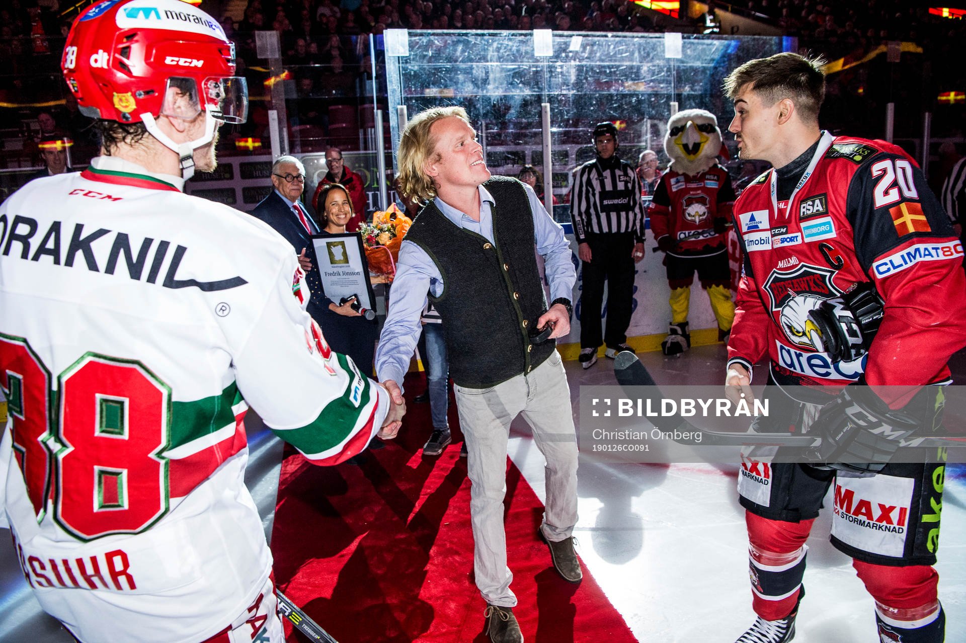 Ryttaren Fredrik Jönsson släpper matchpucken till Moras