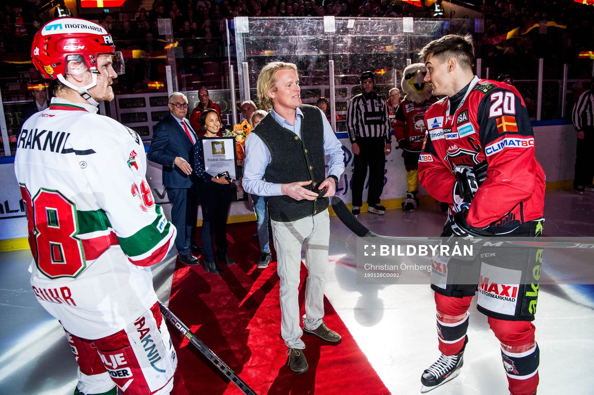 Ryttaren Fredrik Jönsson släpper matchpucken till Moras