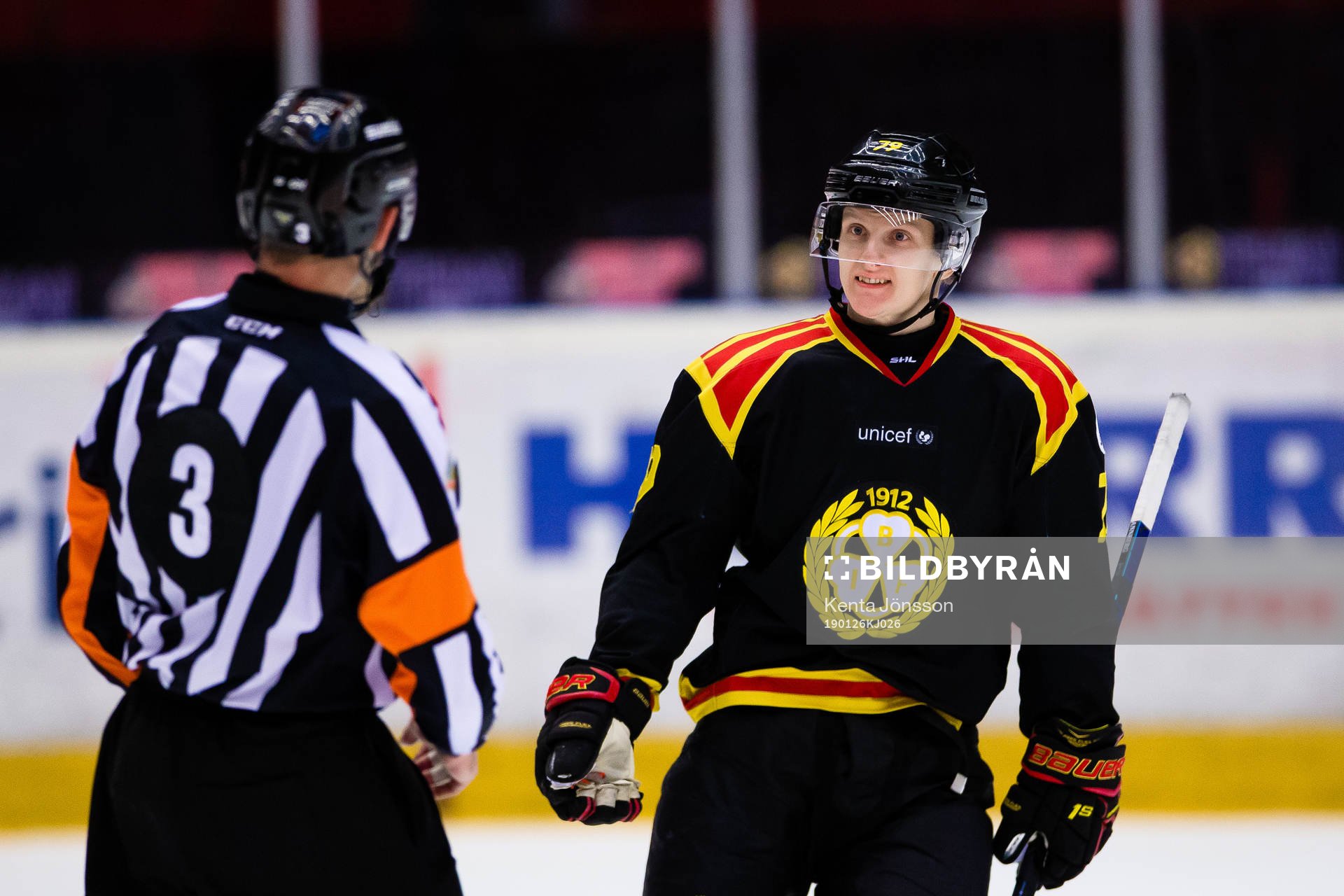 Brynäs Daniel Mannberg i diskussion med Domare Linus