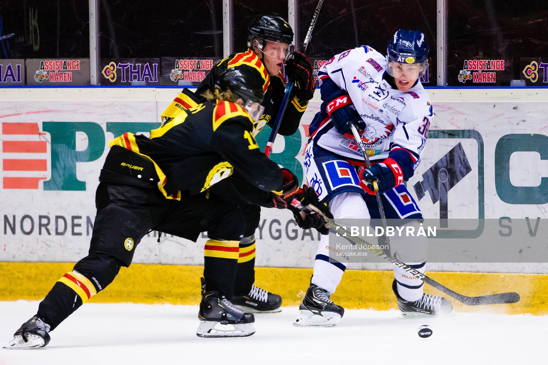 Linköpings Johan Södergran i kamp om pucken Brynäs