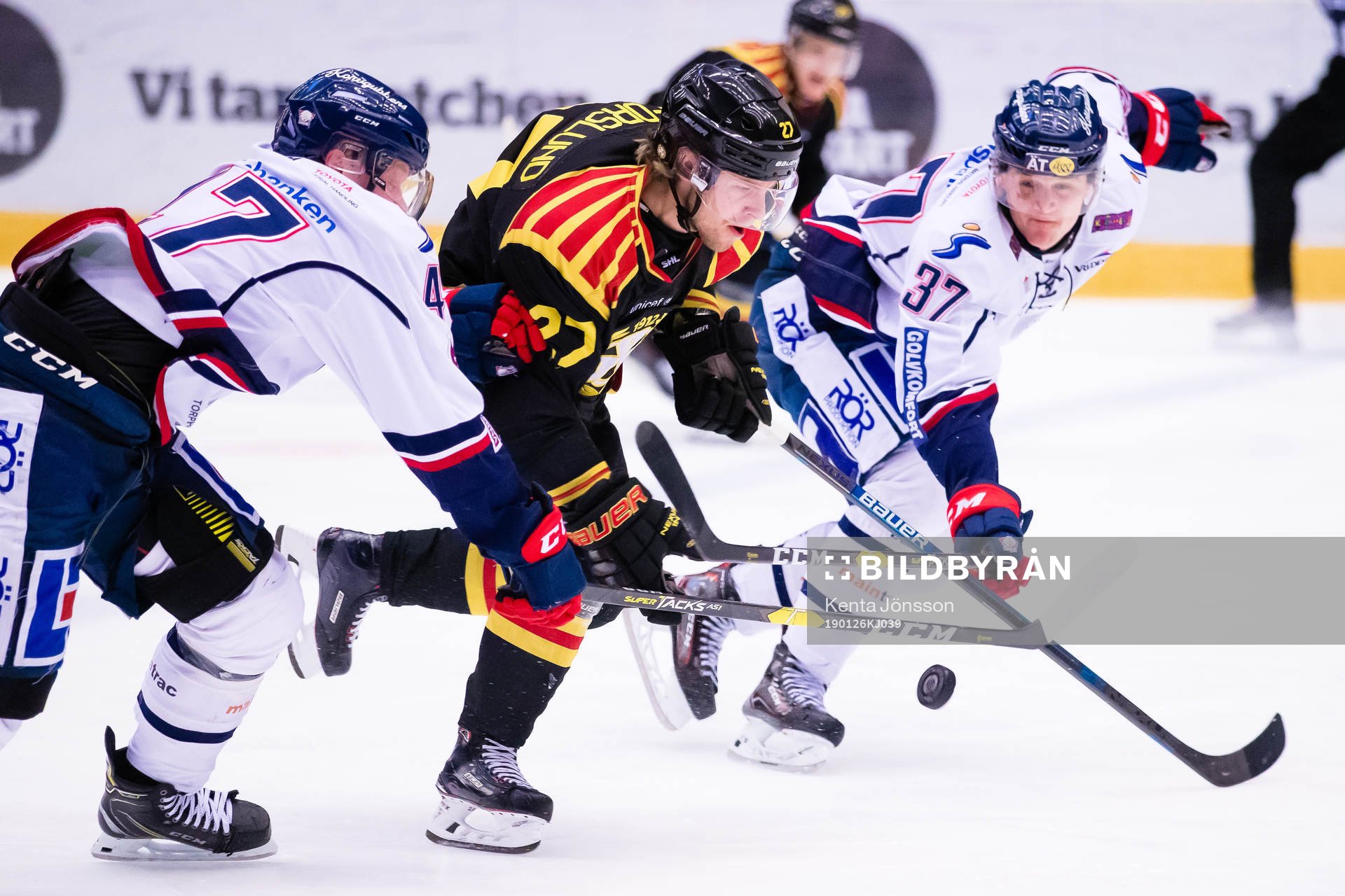 Brynäs Emil Forslund i kamp om pucken Linköpings Anton