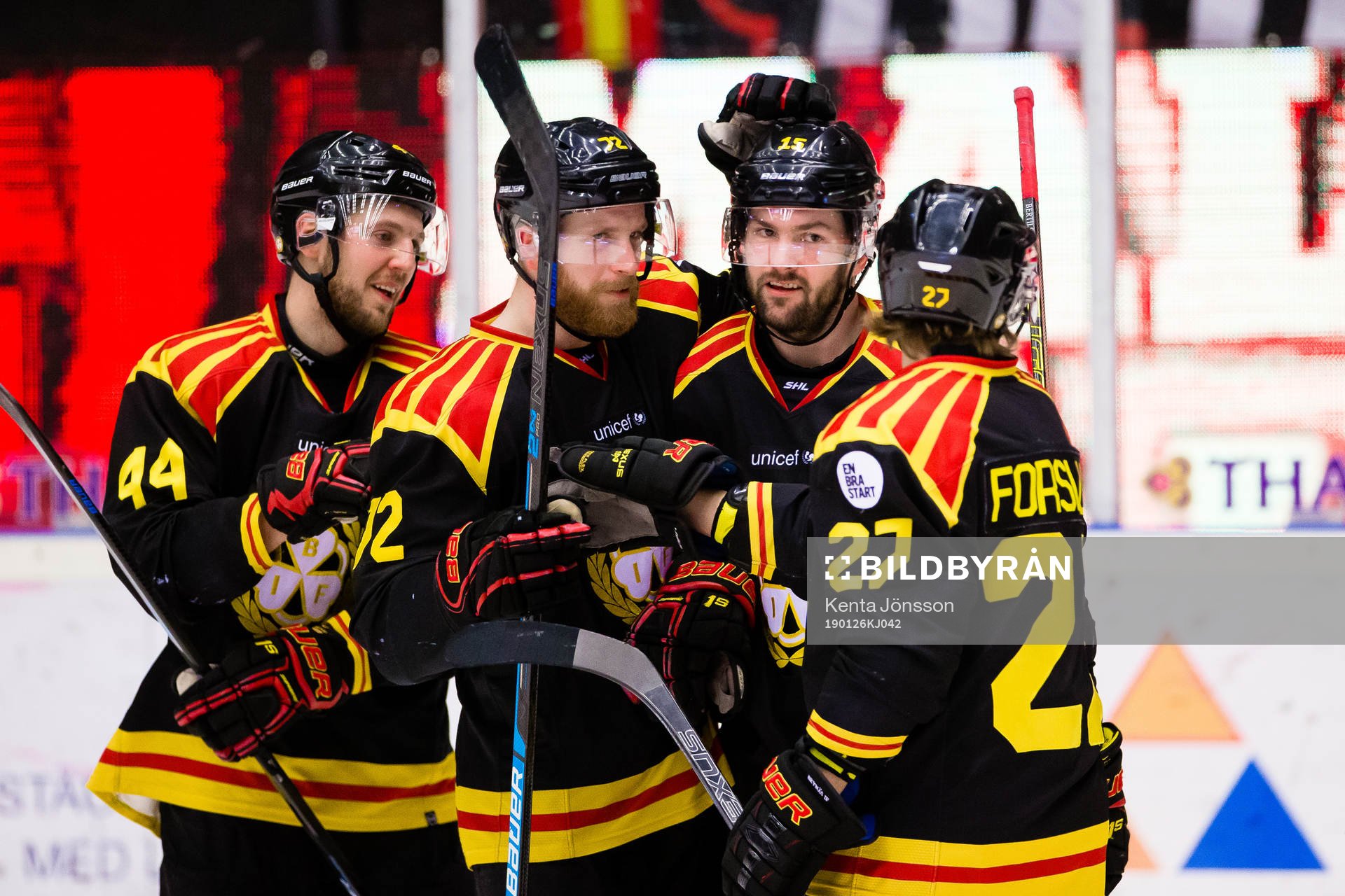 Brynäs Simon Bertilsson (m) jublar med Emil Forslund  ,