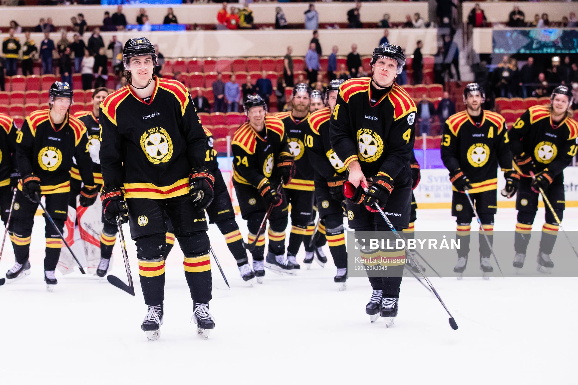 Brynäs Adam Deutsch jublar med Niclas Lundgren och