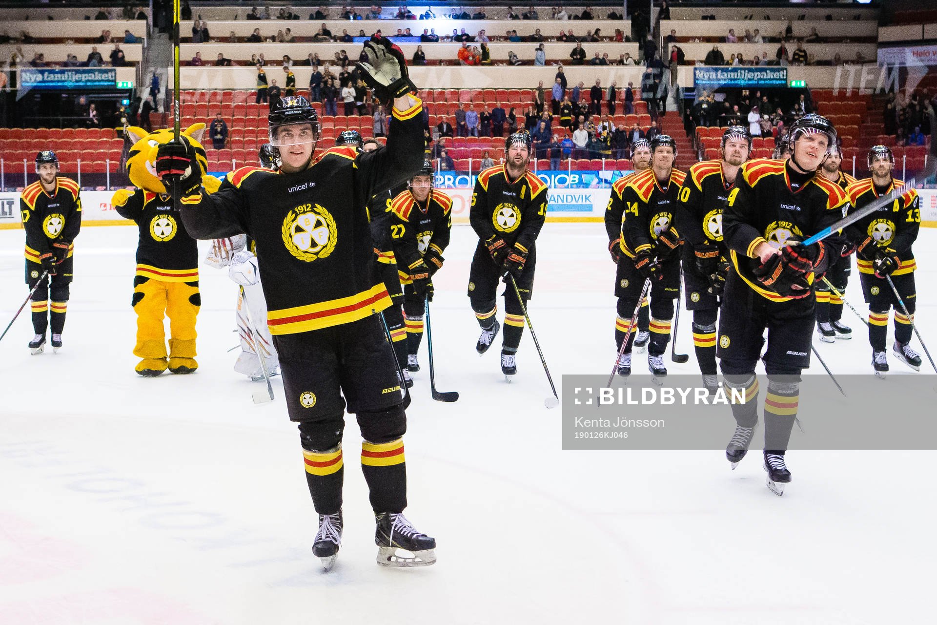Brynäs Adam Deutsch jublar med Niclas Lundgren och