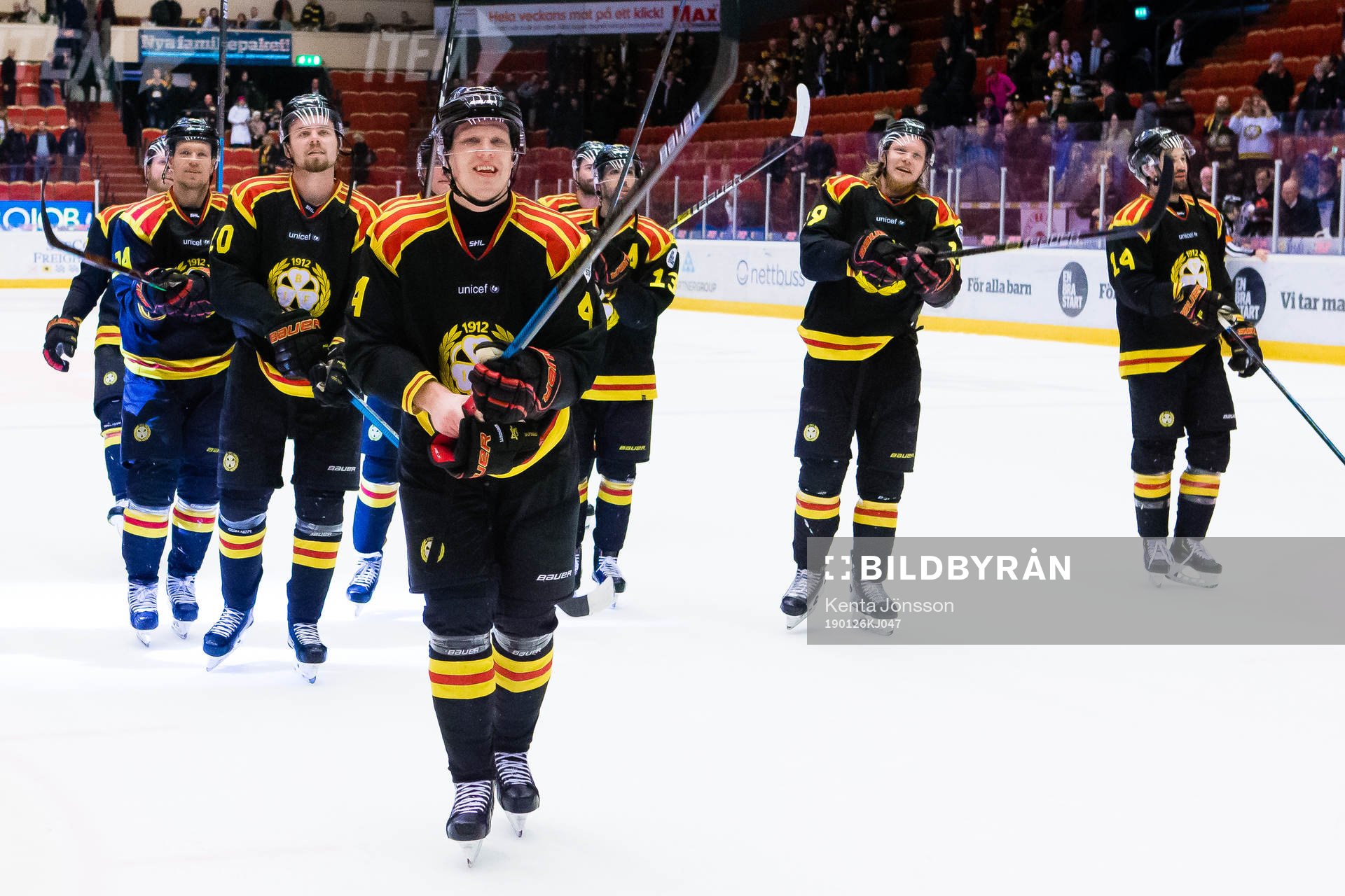 Brynäs Niclas Lundgren jublar med lagkamrater
