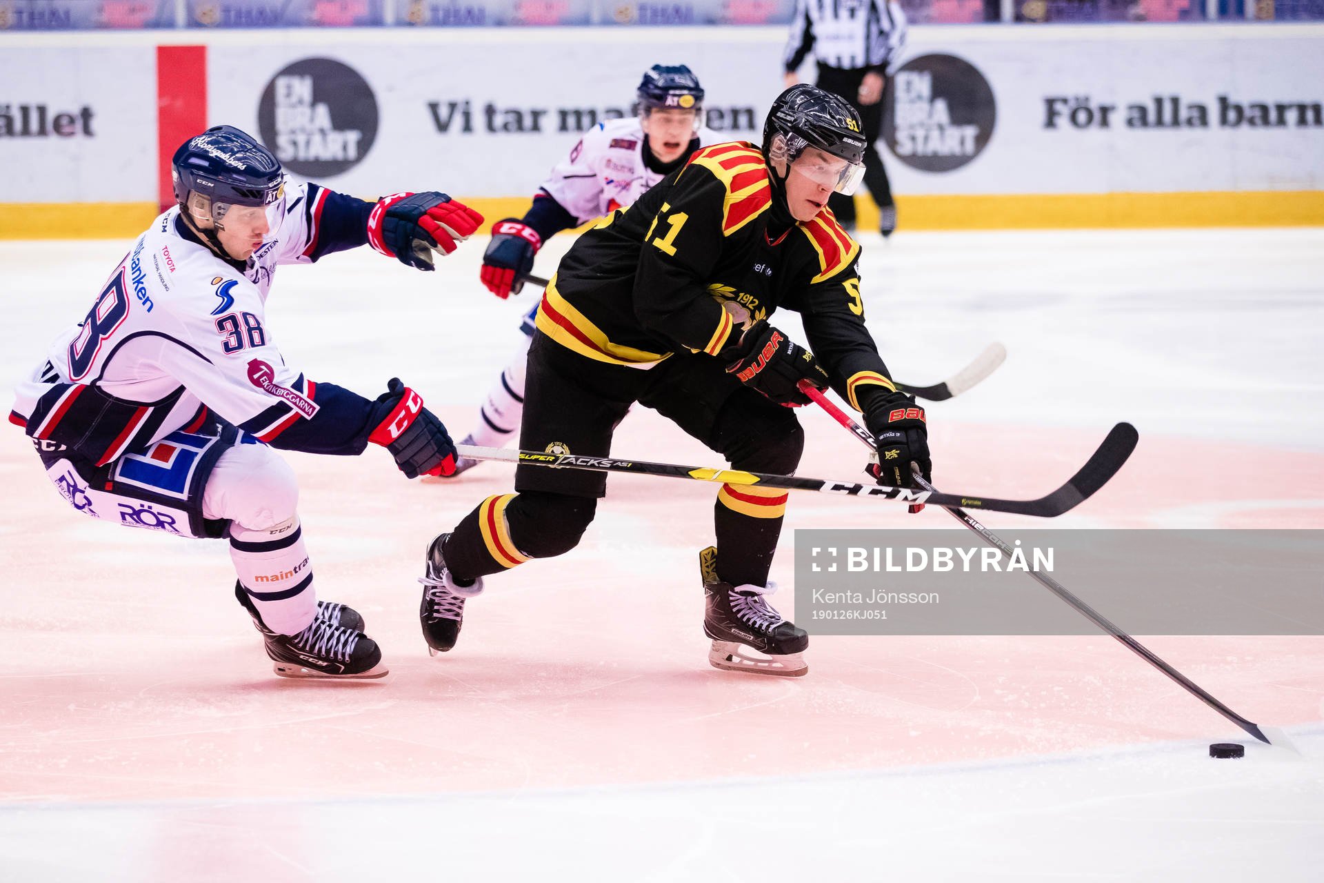 Brynäs Tomi Sallinen i kamp om pucken Linköpings Johan