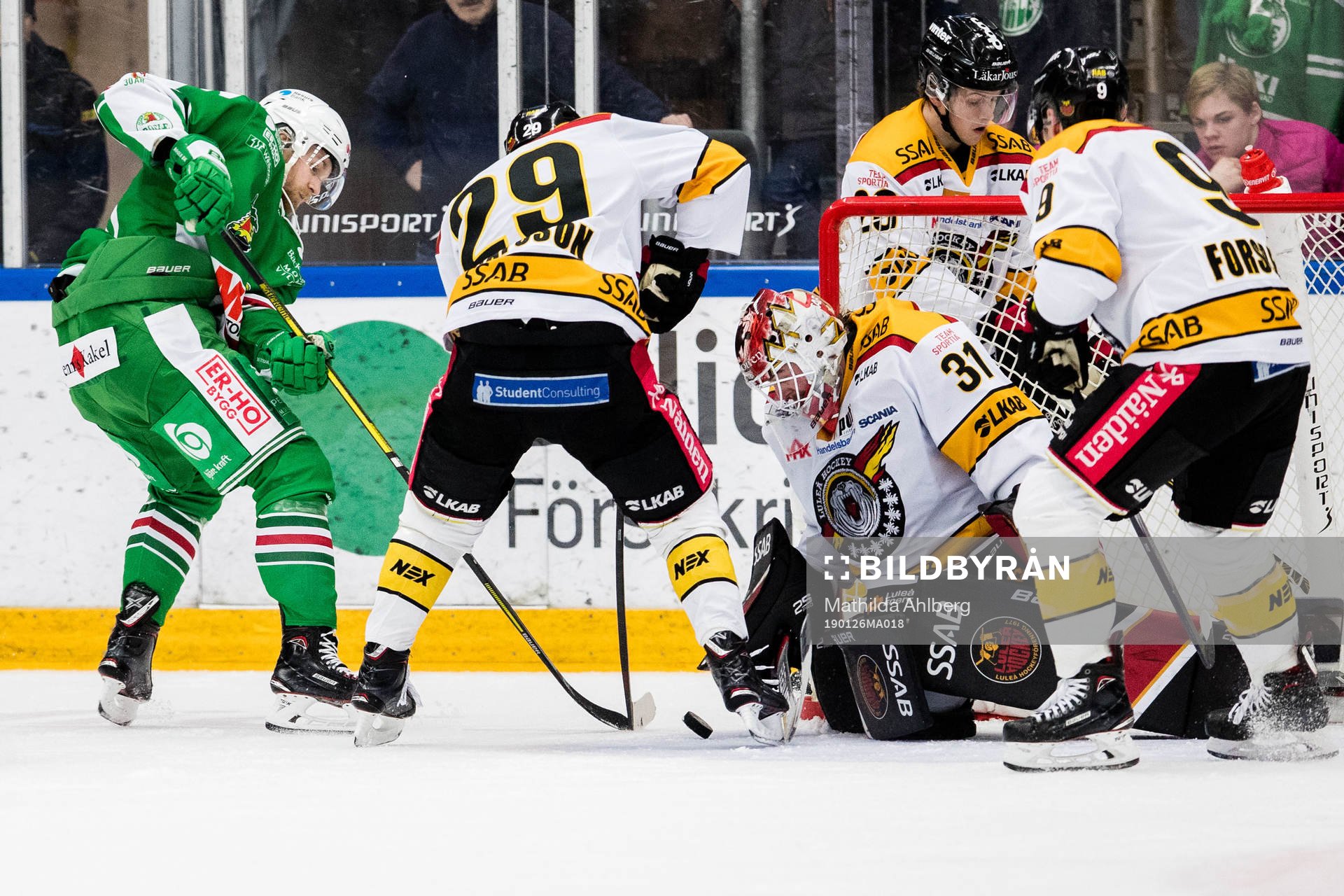 Rögles Ted Brithén anfaller och Luleås Erik Gustafsson,