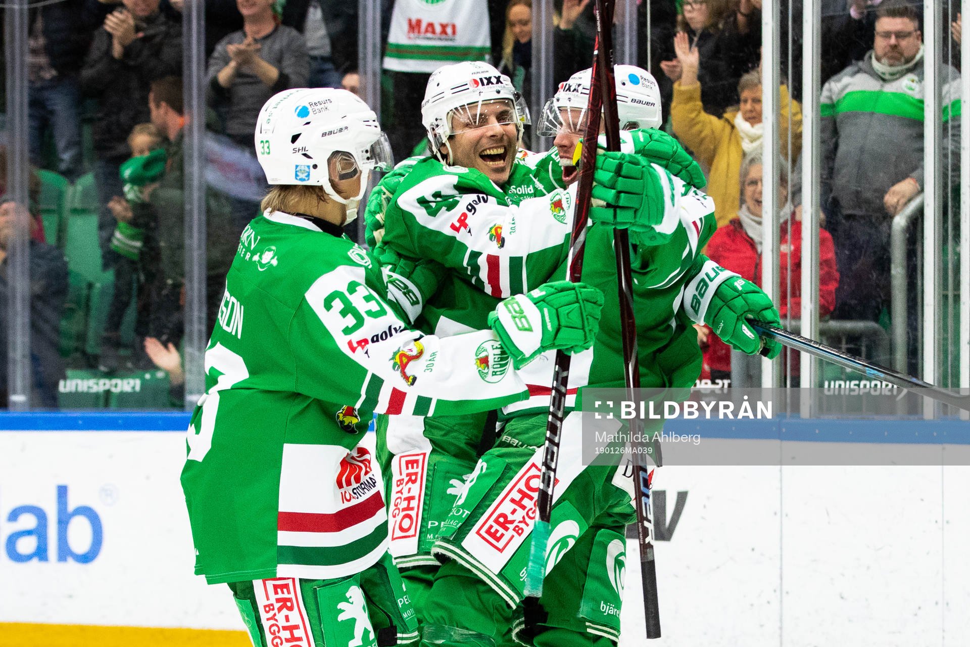 Rögles Matt Carey jublar med lagkamrater