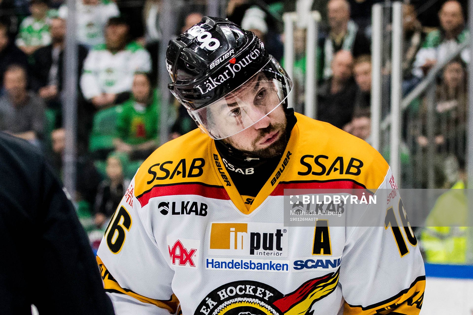 Luleås Niklas Olausson grimaserar