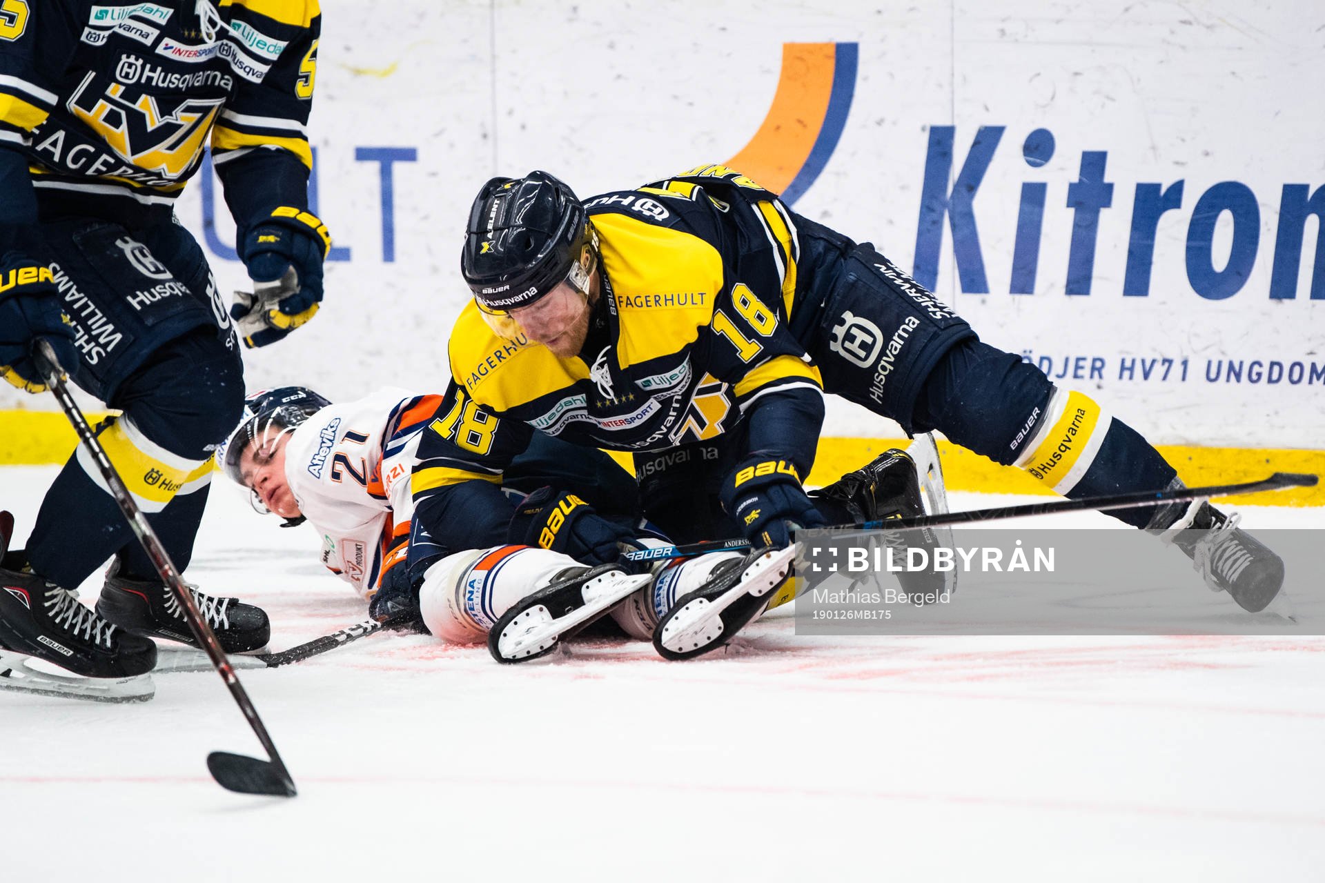 s Joakim Andersson i kamp om pucken