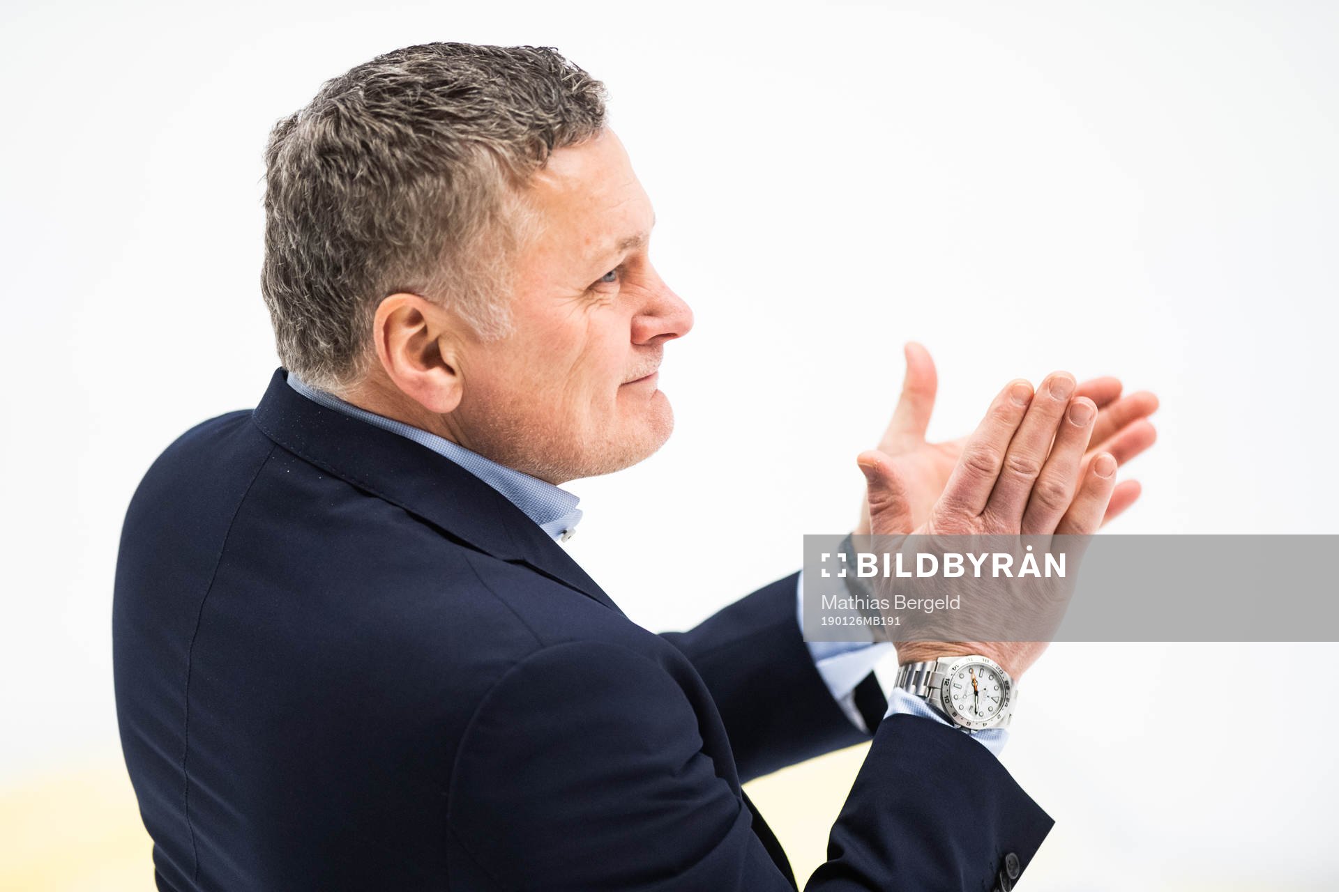 s tränare Stephan Lundh applåderar