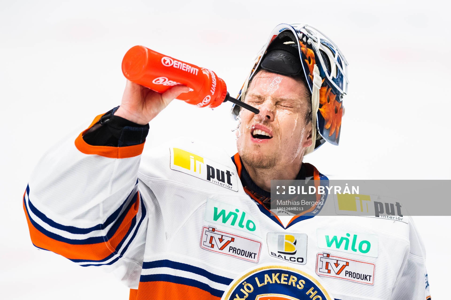 Växjös målvakt Viktor Fasth sprutar vatten i ansiktet