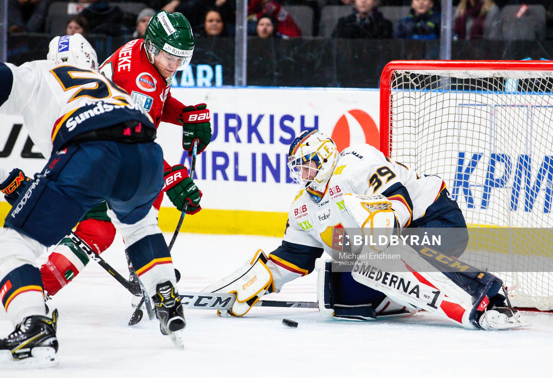 Frölundas Rhett Rakshani och Djurgårdens målvakt Adam