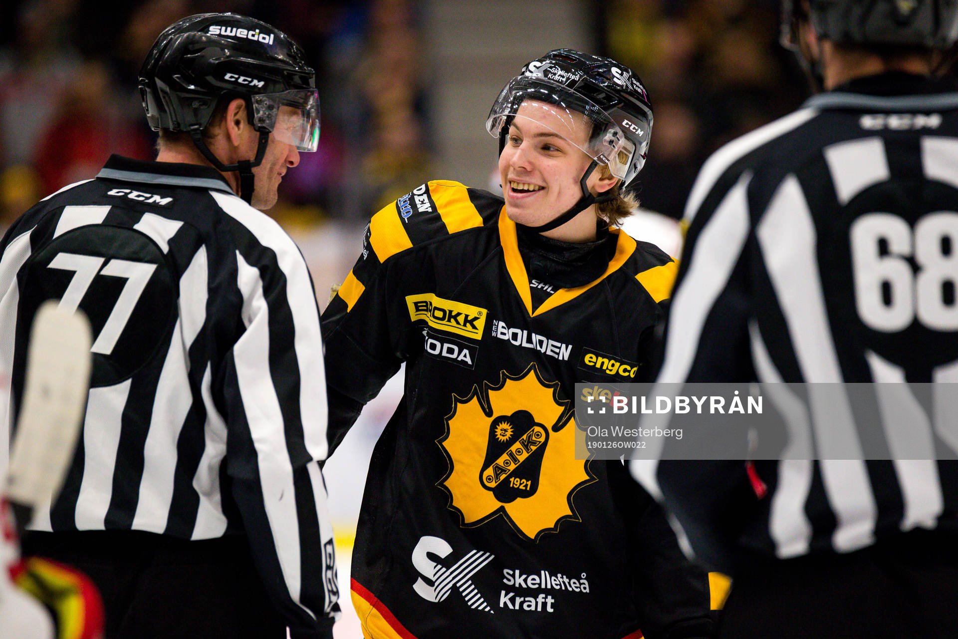 SkellefteåsTim Söderlund pratar med linjedomare Jan