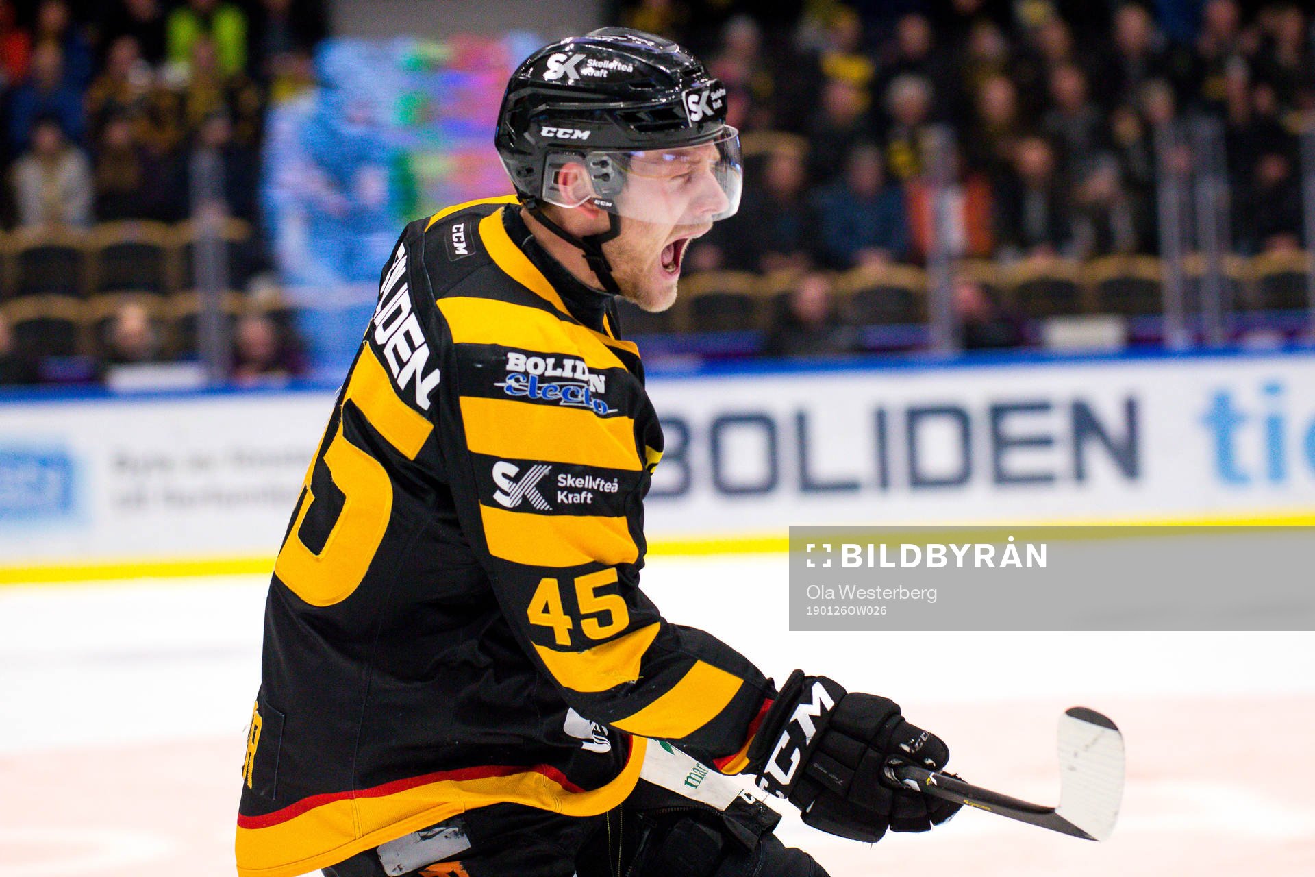 Skellefteås Oscar Möller grinar illa