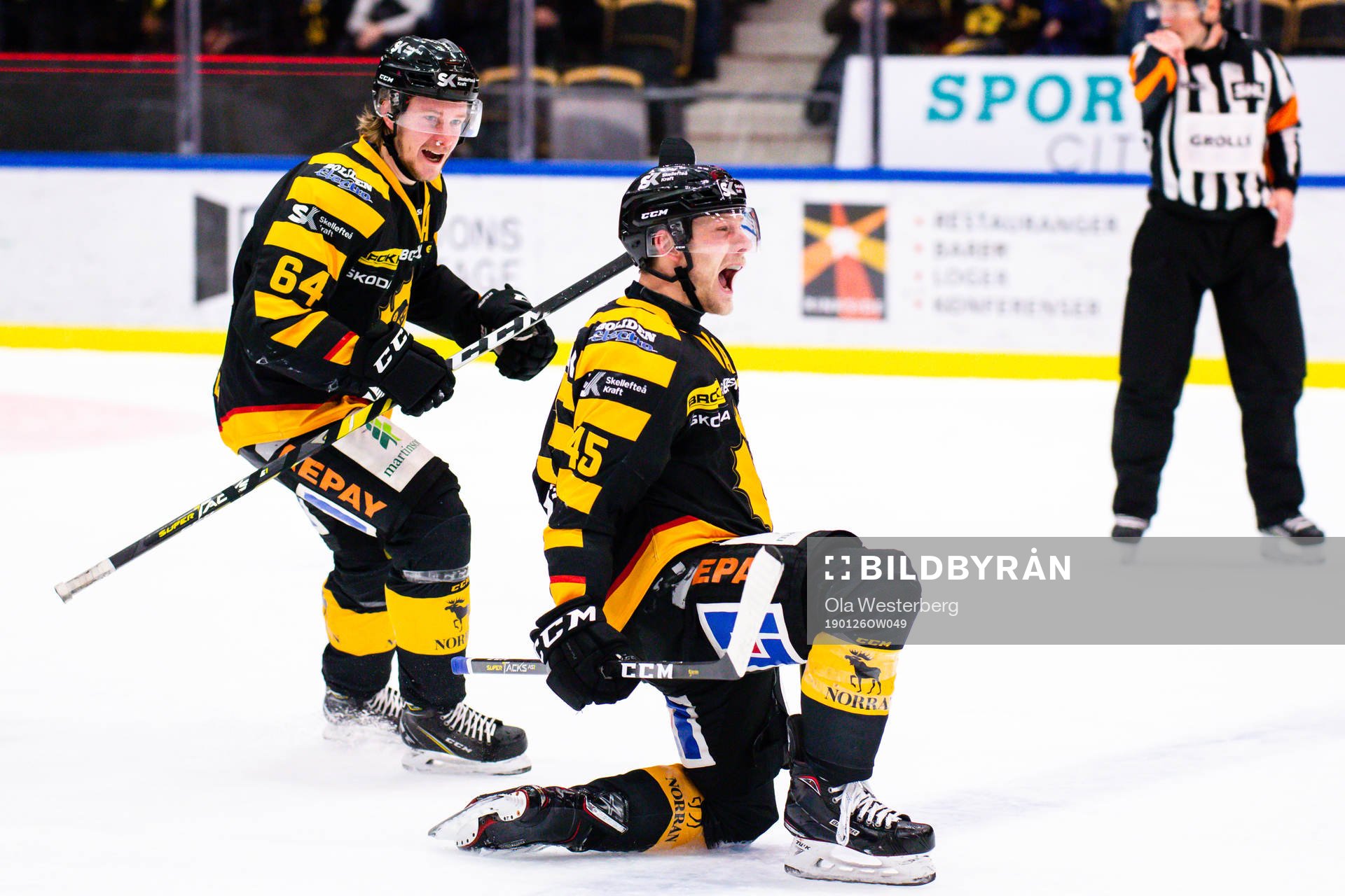 Skellefteås Oscar Möller och Jonathan Pudas jublar