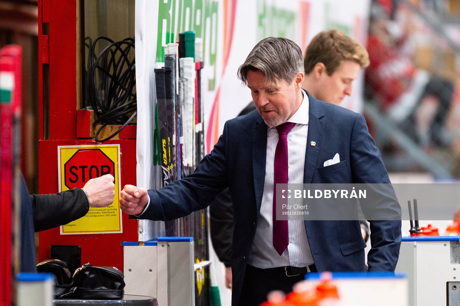 Färjestads assisterande tränare Anders Karlsson jublar