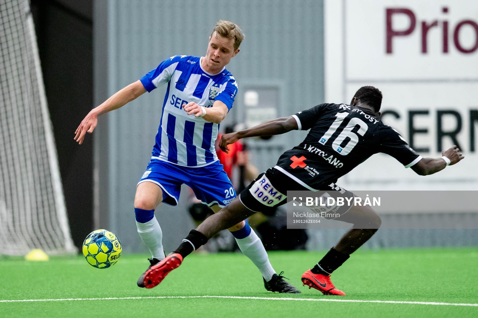 IFK Göteborgs Victor Wernersson mot Odds Joshua Kitolano