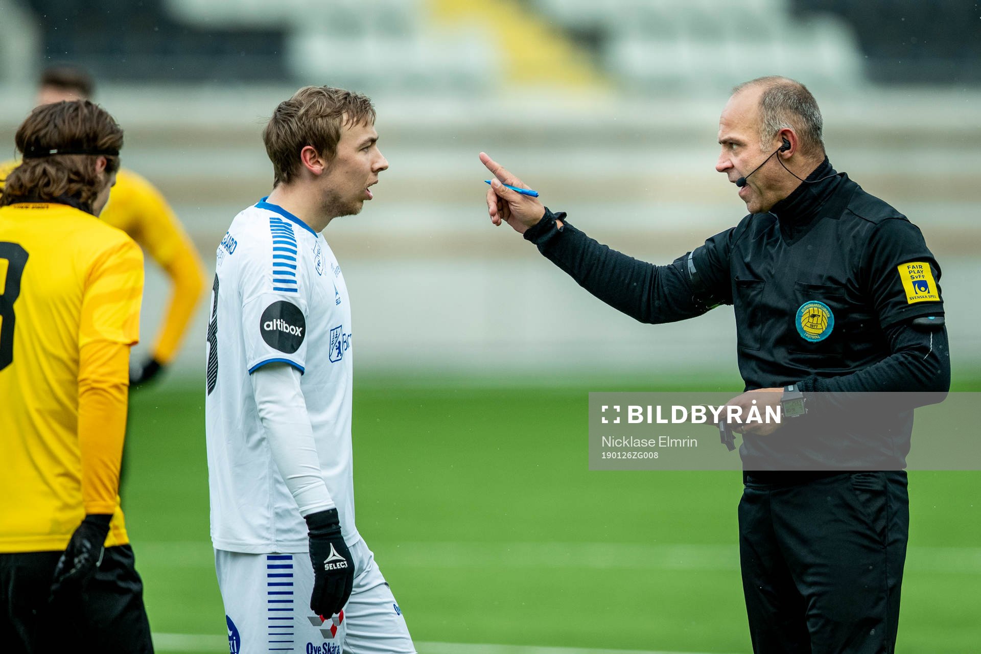 Sarpsborgs 08 Mikkel Agger varnas av domare Robert Daradic
