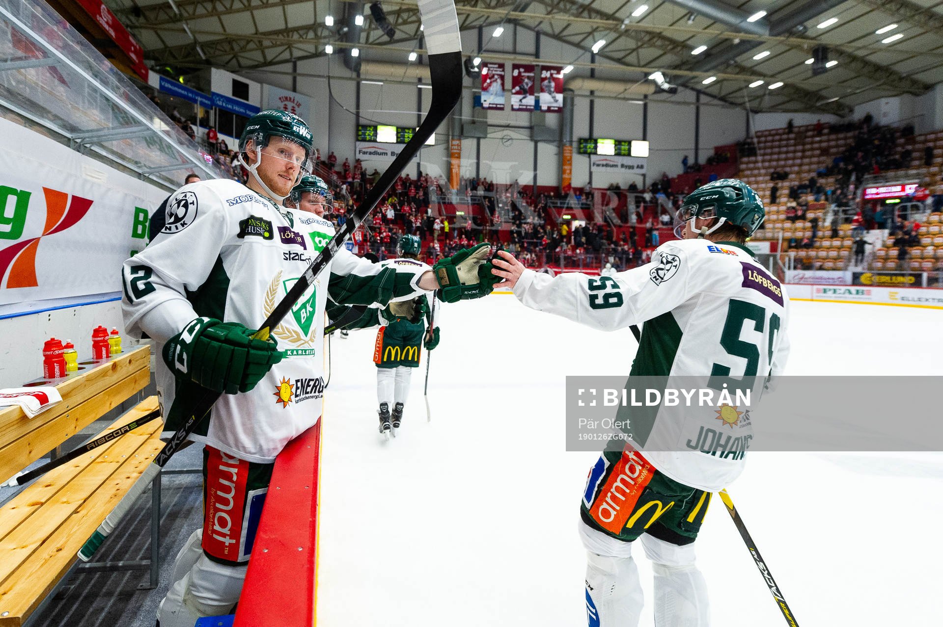 Färjestads Alexander Reichenberg och Linus Johansson jublar