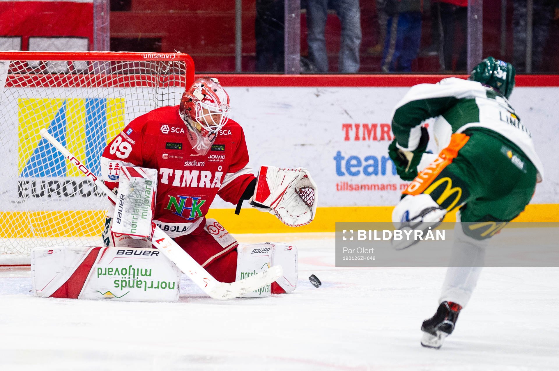 Timrås målvakt Niklas Svedberg räddar friläge för