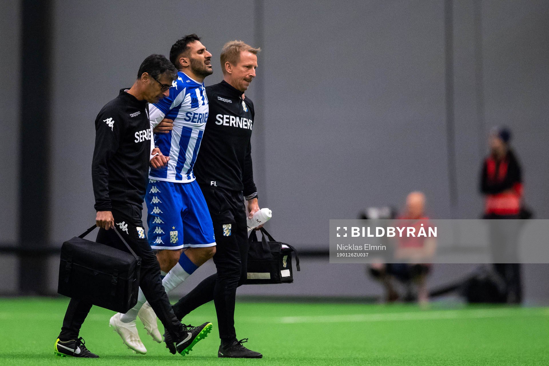 IFK Göteborgs Sargon Abraham får hjälp av planen