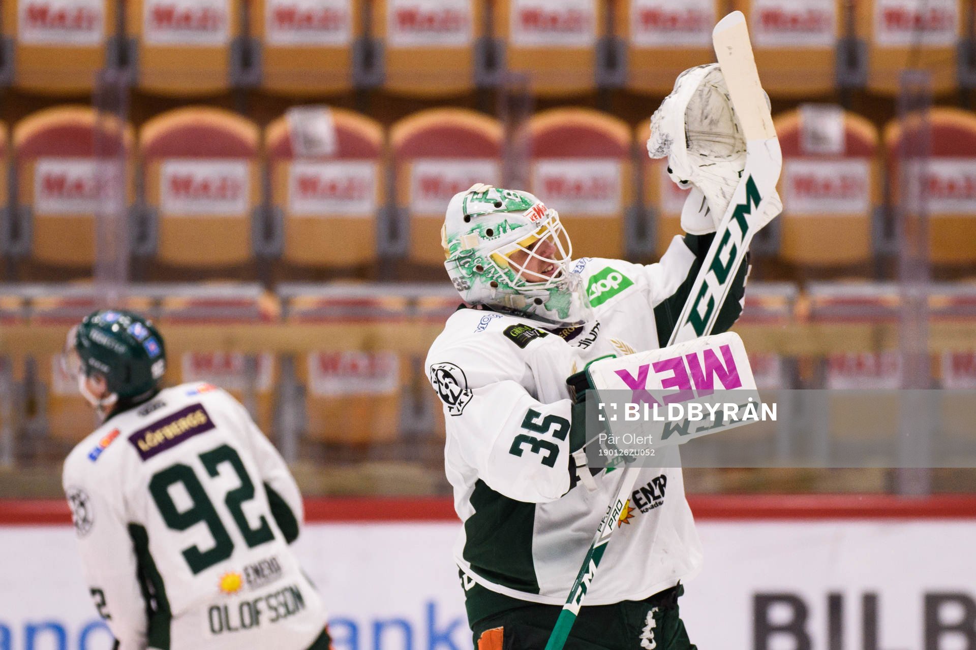 Färjestads målvakt Adam Werner  jublar