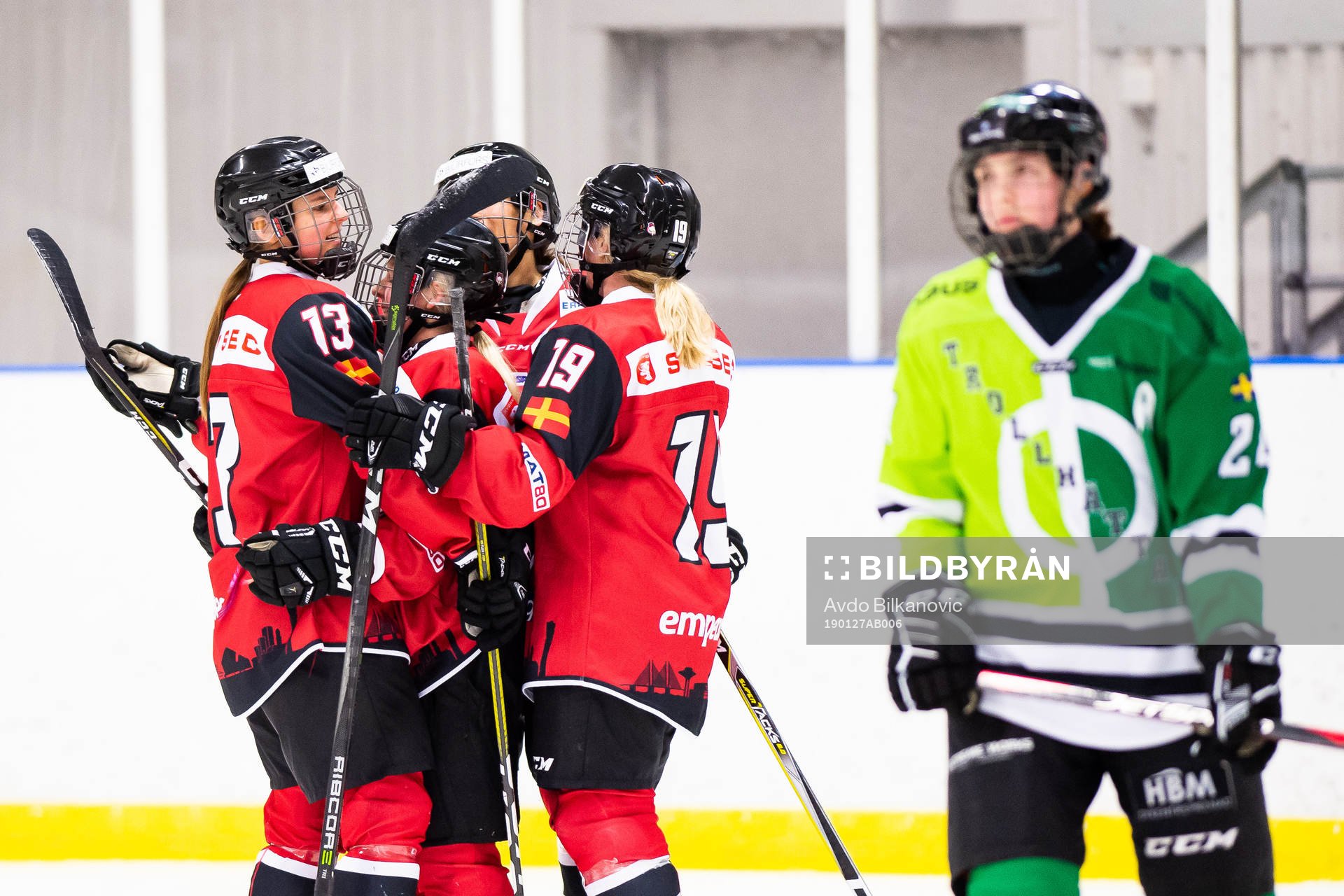 Redhawks Mia Bau Hansen jublar medan Trollhettan Elvira