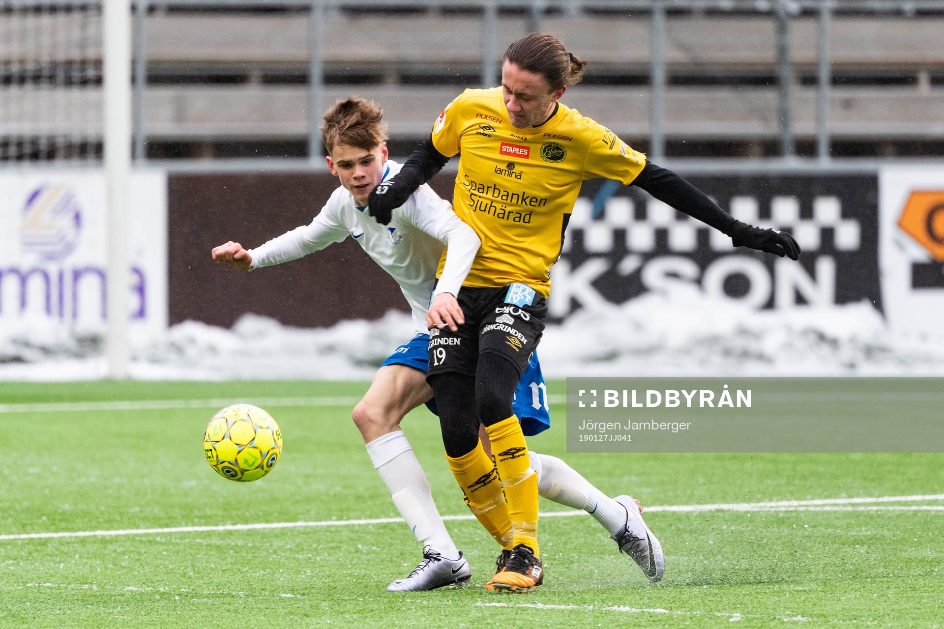 Elfsborgs Kevin Strand och IFK Norrköpings Simon Samuelsson i kamp under en träningsmatch i fotboll U17 mellan Elfsborg och IFK Norrköping den 27 januari 2019 i Borås.