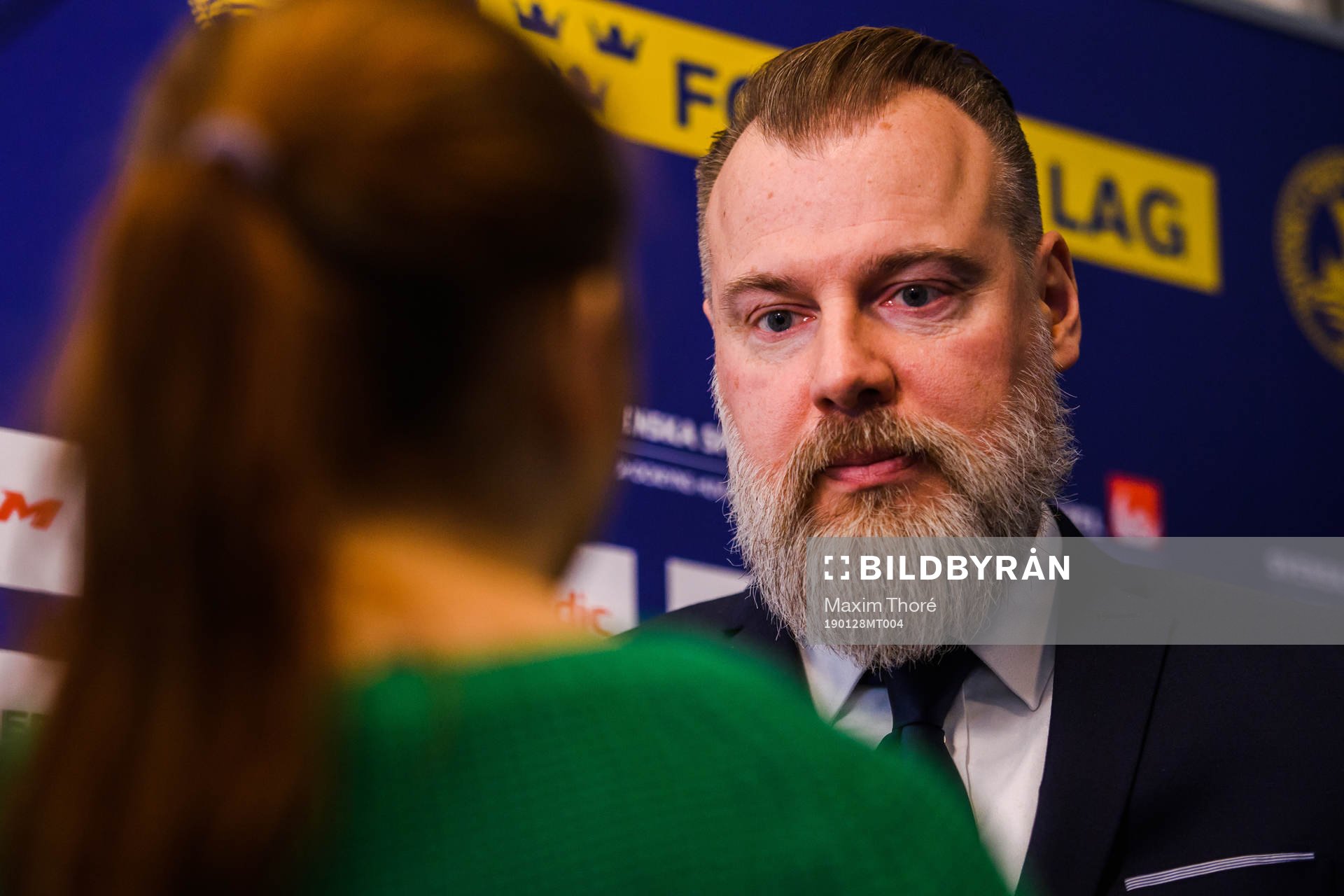 Sveriges förbundskapten Rikard Grönborg pratar med media