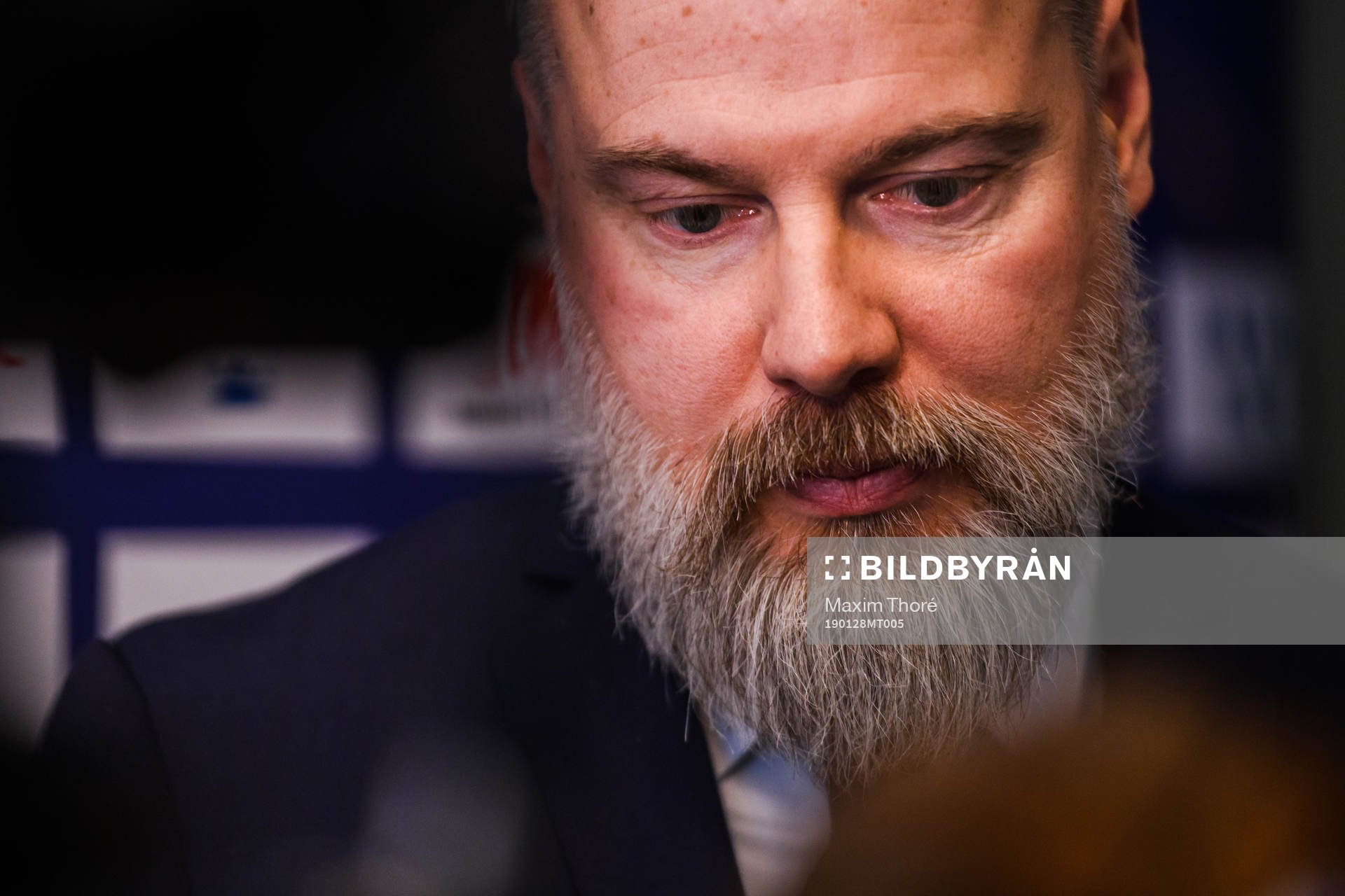 Sveriges förbundskapten Rikard Grönborg pratar med media