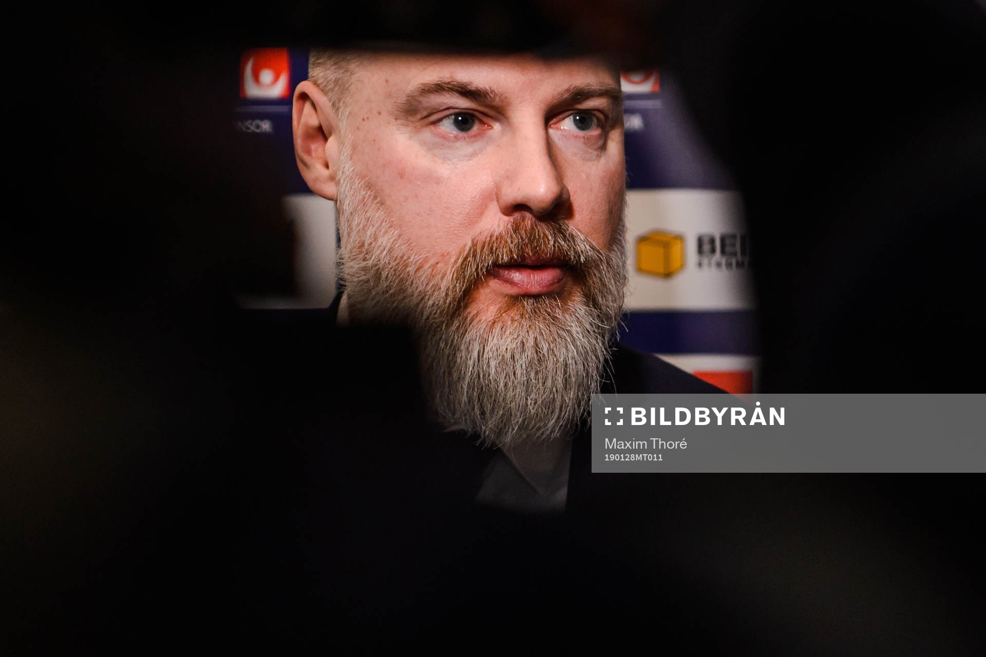 Sveriges förbundskapten Rikard Grönborg pratar med media