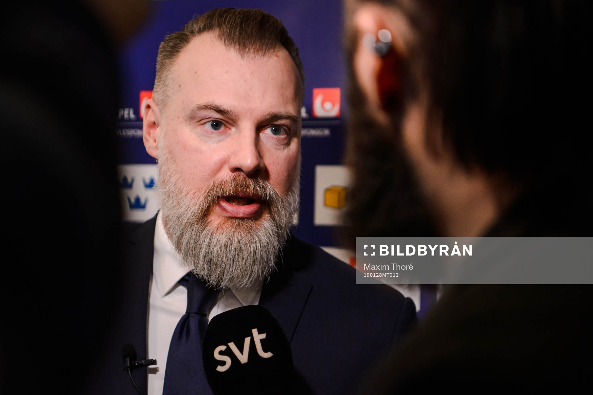 Sveriges förbundskapten Rikard Grönborg pratar med media