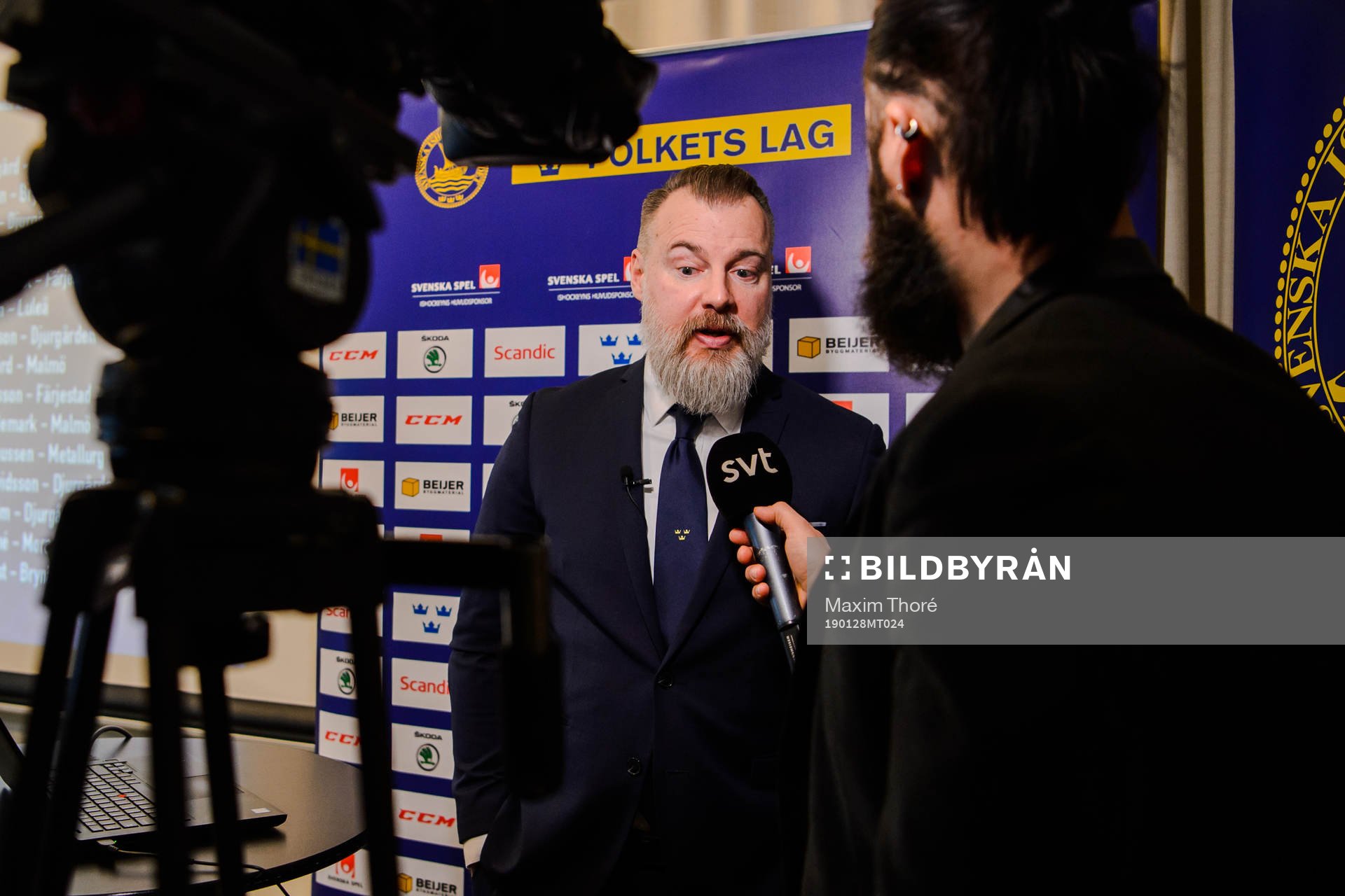 Sveriges förbundskapten Rikard Grönborg pratar med media