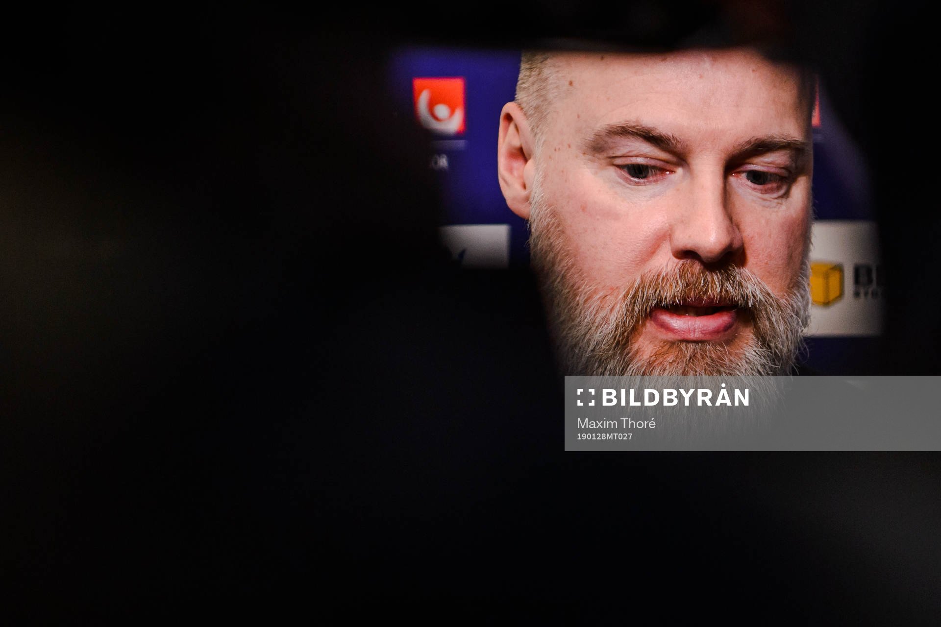 Sveriges förbundskapten Rikard Grönborg pratar med media