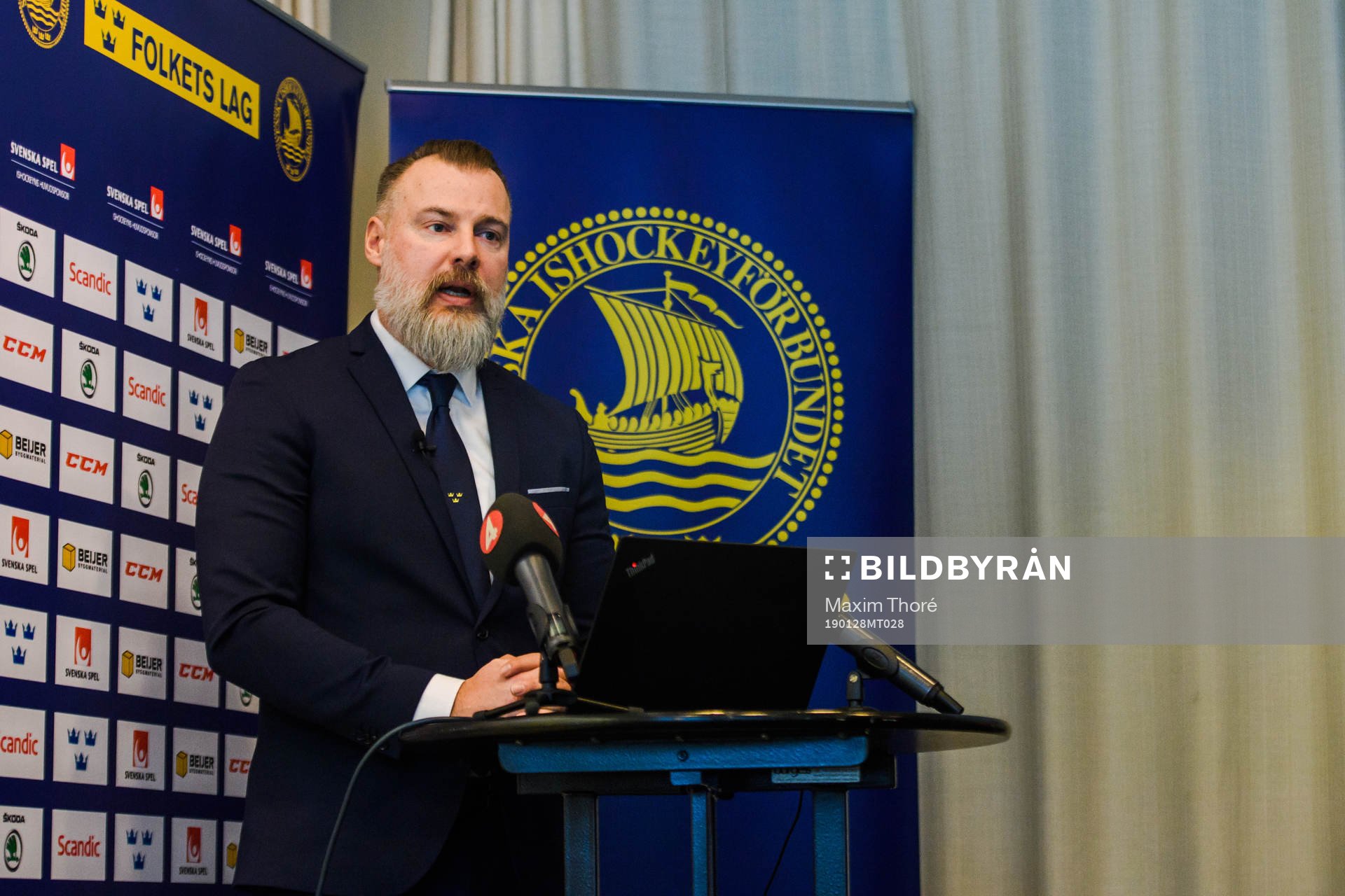 Sveriges förbundskapten Rikard Grönborg pratar med media