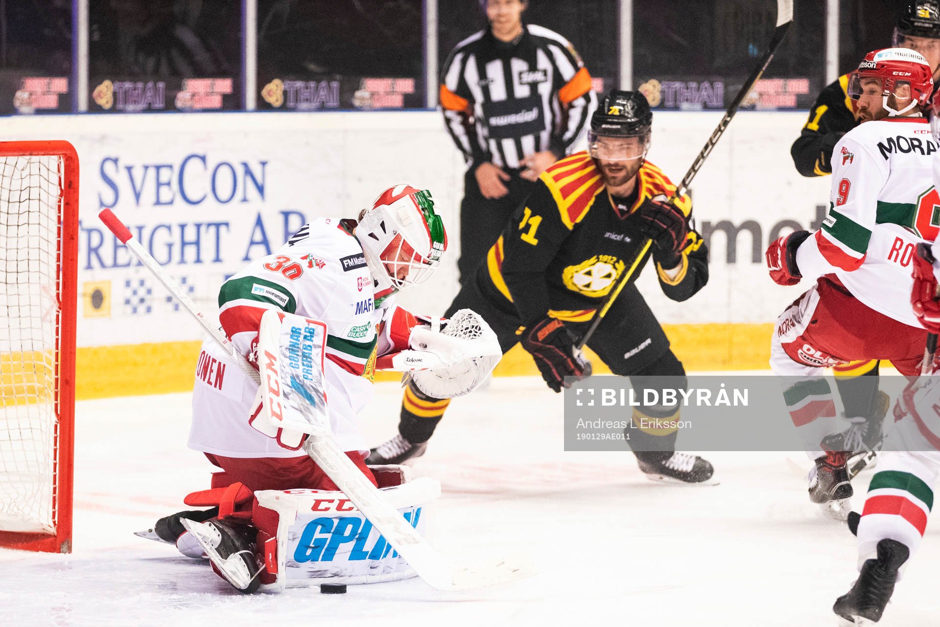 Moras målvakt Janne Juvonen och Brynäs Robert Kousal
