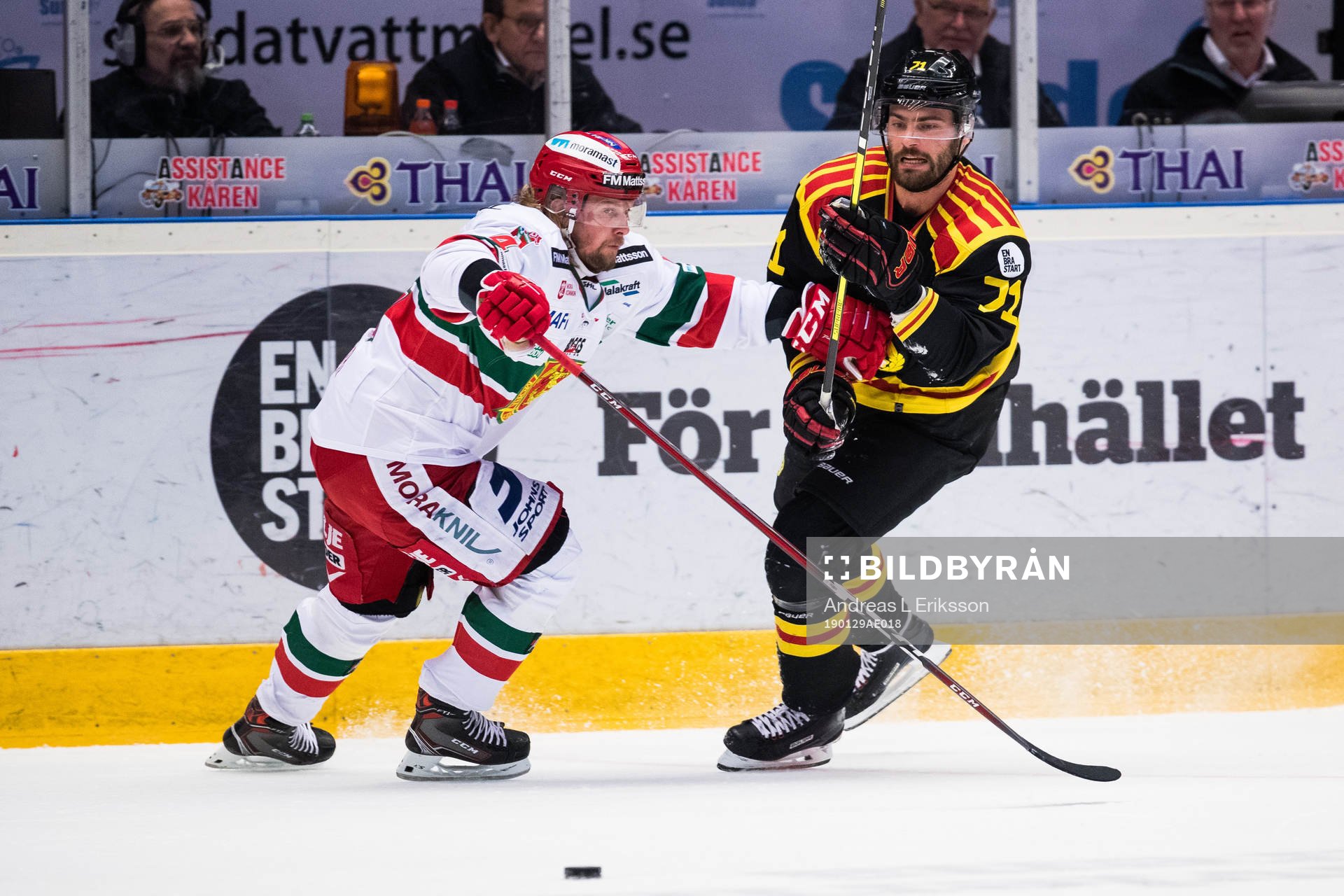 Moras Viktor Amnér i kamp om pucken med Brynäs Robert