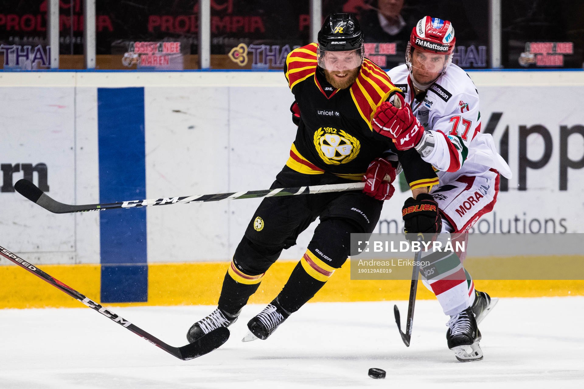 Brynäs Joachim Rohdin i kamp om pucken med Moras Michael
