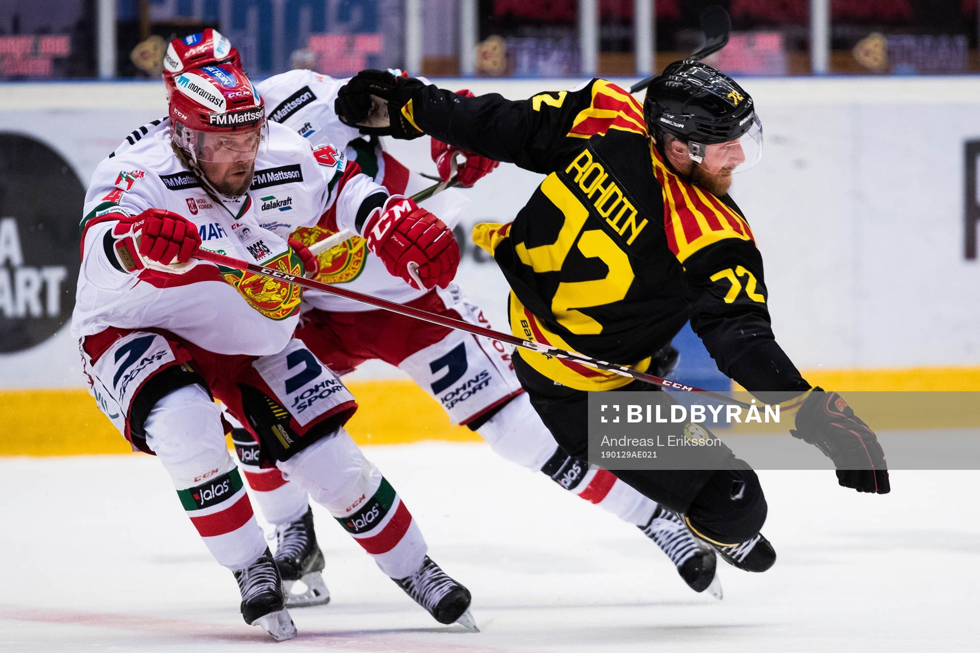 Moras Viktor Amnér i en närkamp med Brynäs Joachim Rohdin