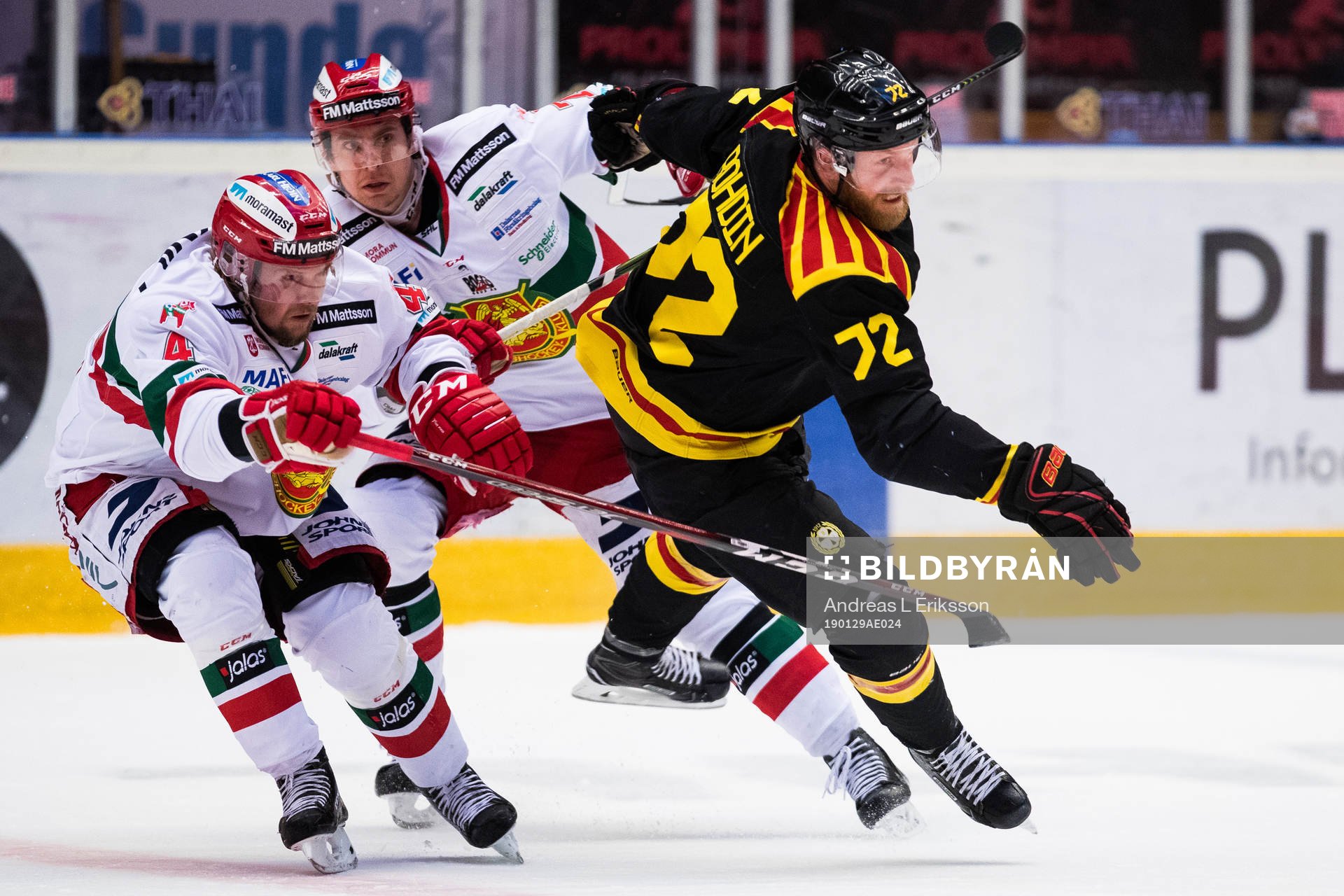 Moras Viktor Amnér och Michael Keränen i en närkamp med