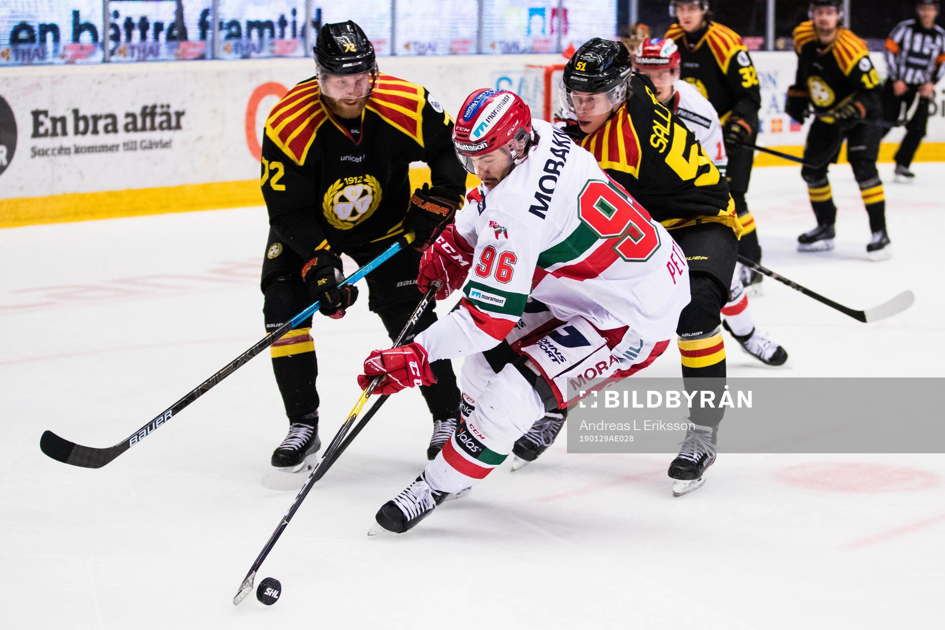 Brynäs Joachim Rohdin och Tomi Sallinen i kamp om pucken