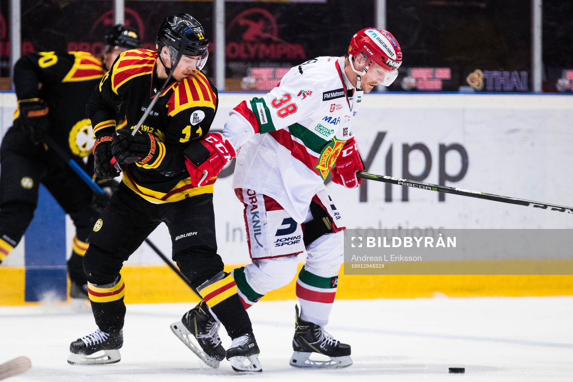 Brynäs Joel Kellman i kamp om pucken med Moras Adam Masuhr
