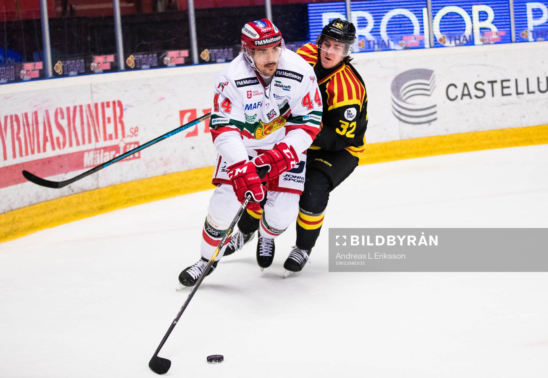 Moras Matej Stransky i kamp om pucken med Brynäs Adam