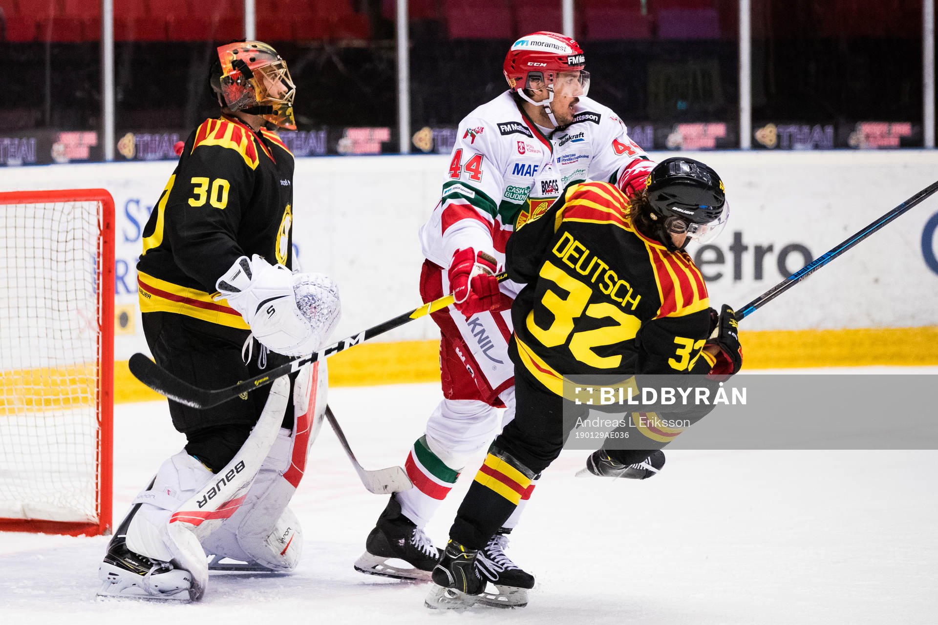 Moras Matej Stransky stör Brynäs målvakt Joacim Eriksson