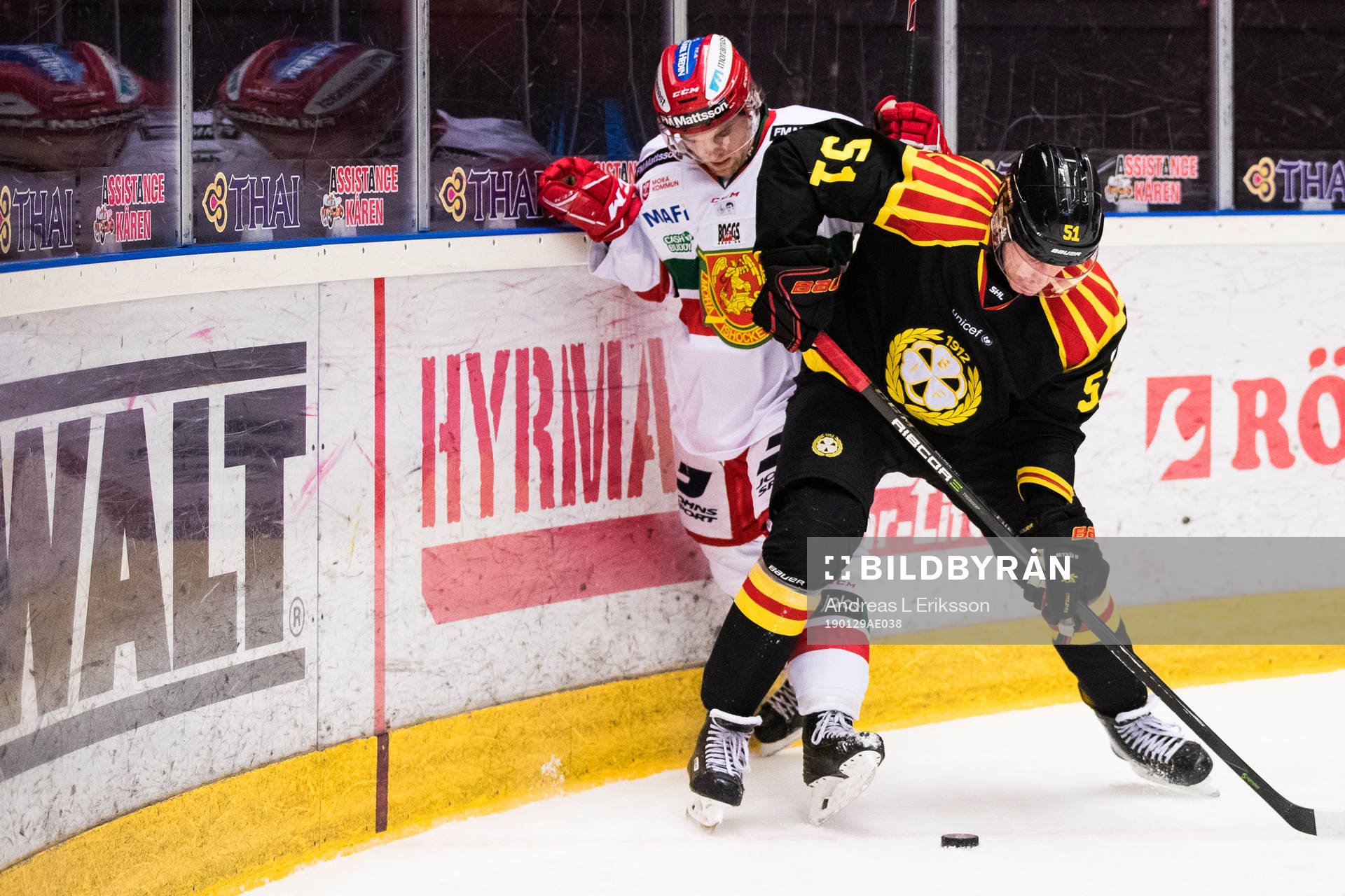 Moras Spencer Abbott i kamp om pucken med Brynäs Tomi