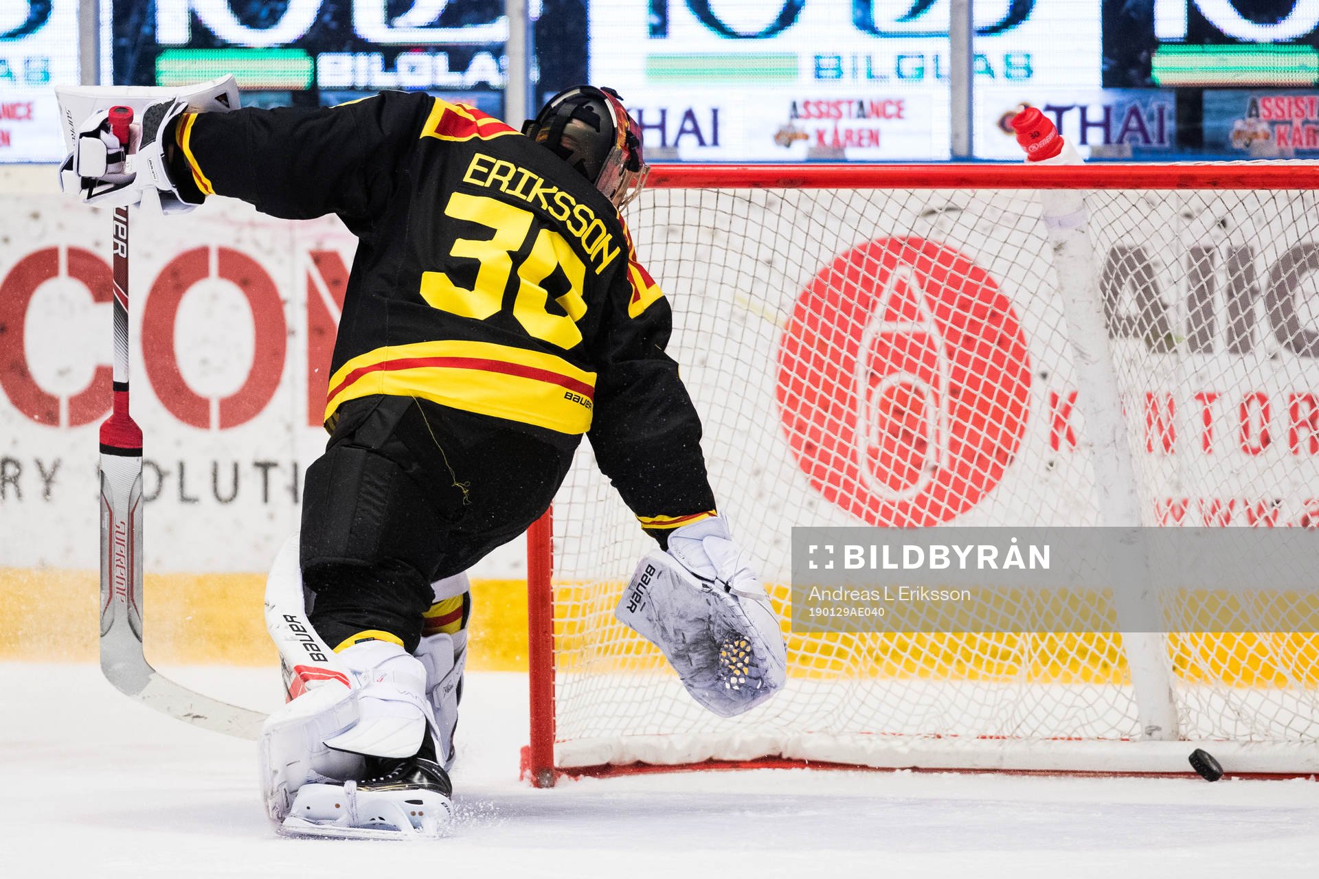 Brynäs målvakt Joacim Eriksson ser hur pucken går i mål