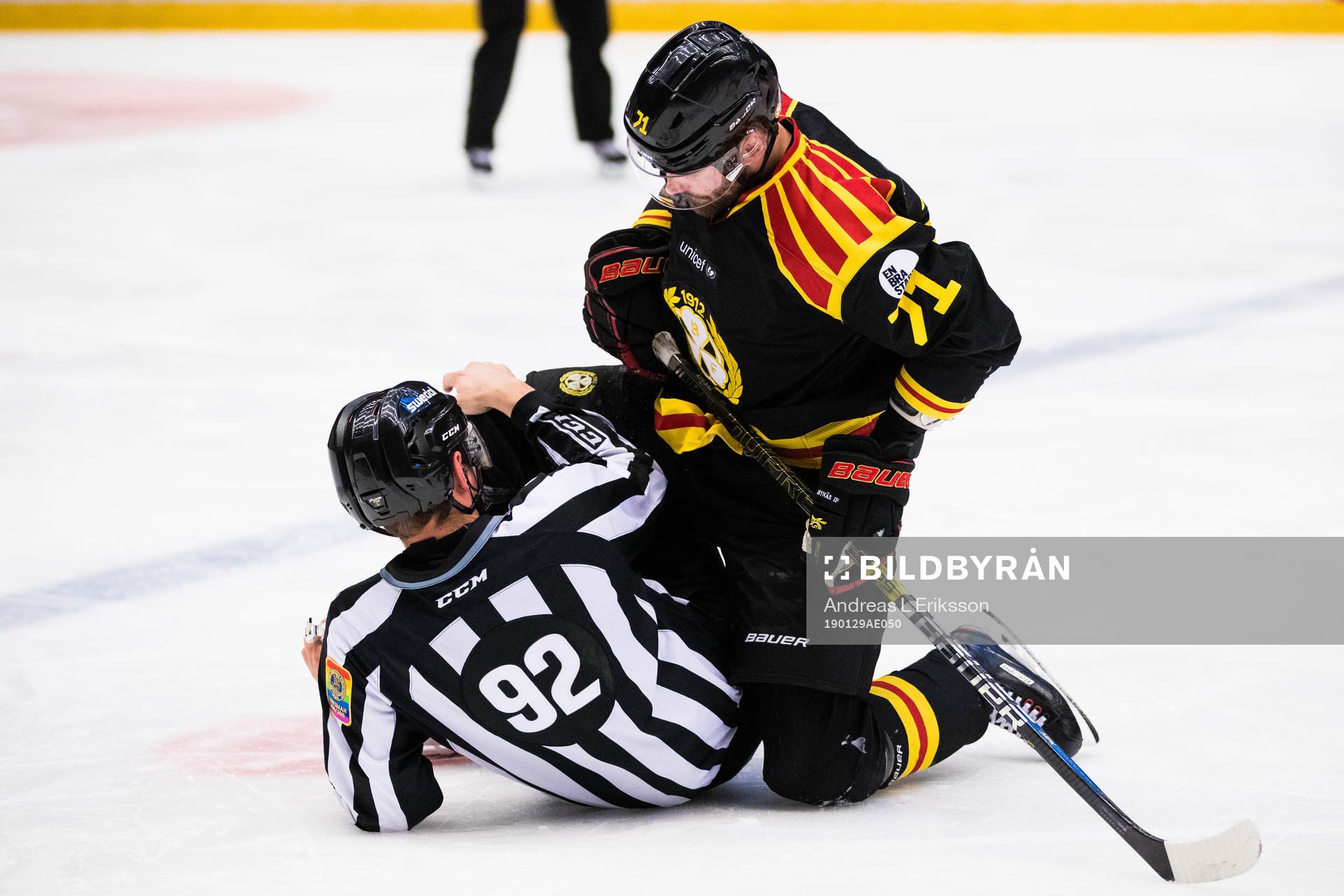Brynäs Robert Kousal ramlar över linjedomaren