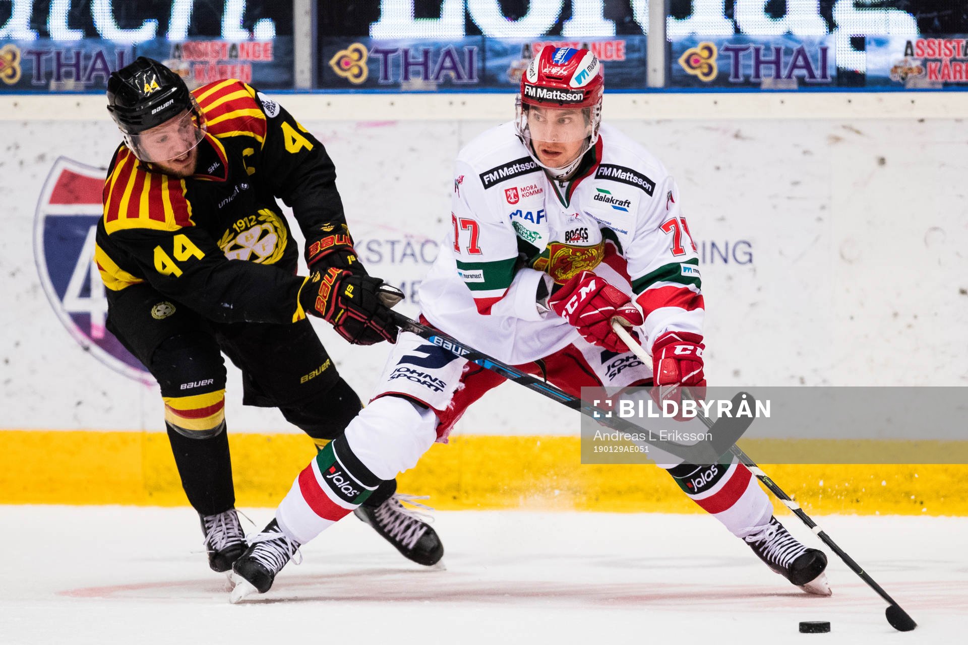 Brynäs Jacob Blomqvist i kamp om pucken med Moras Michael